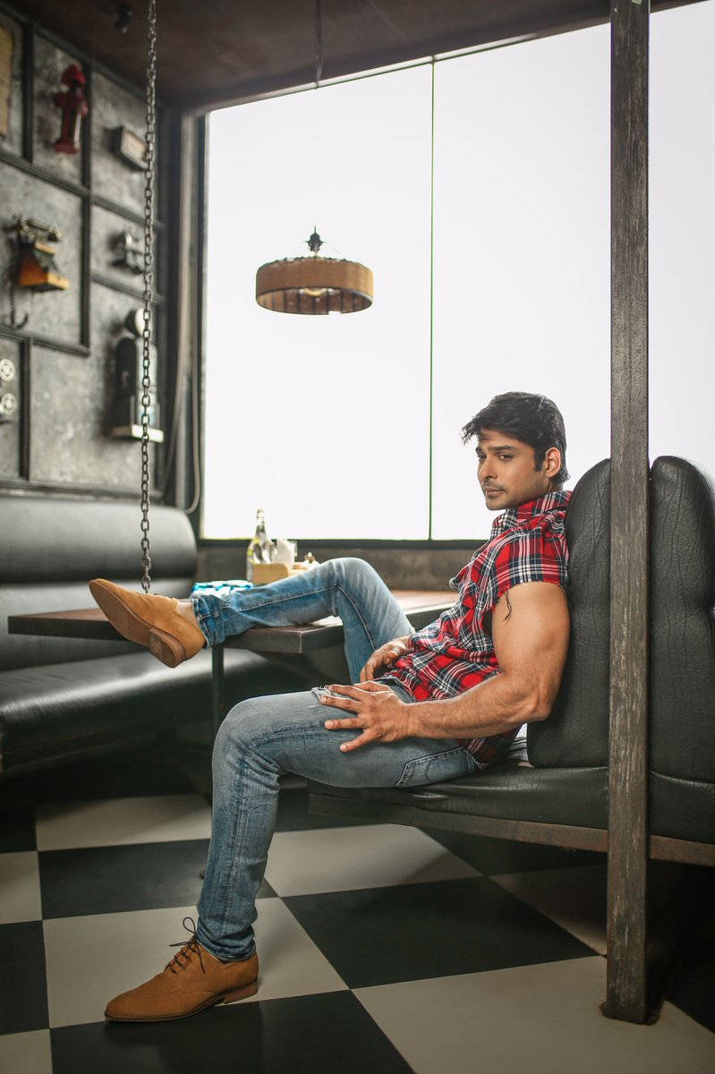 Sidharth Shukla Sitting By A Table Wallpaper