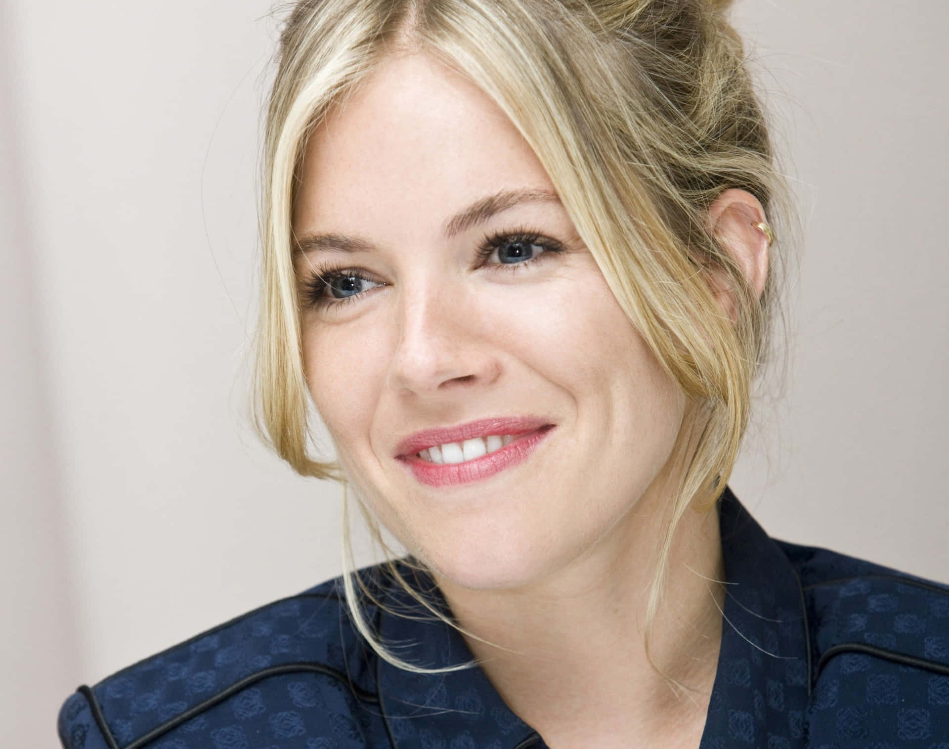 Sienna Miller Smile Close Up Head Shot Pictures Wallpaper
