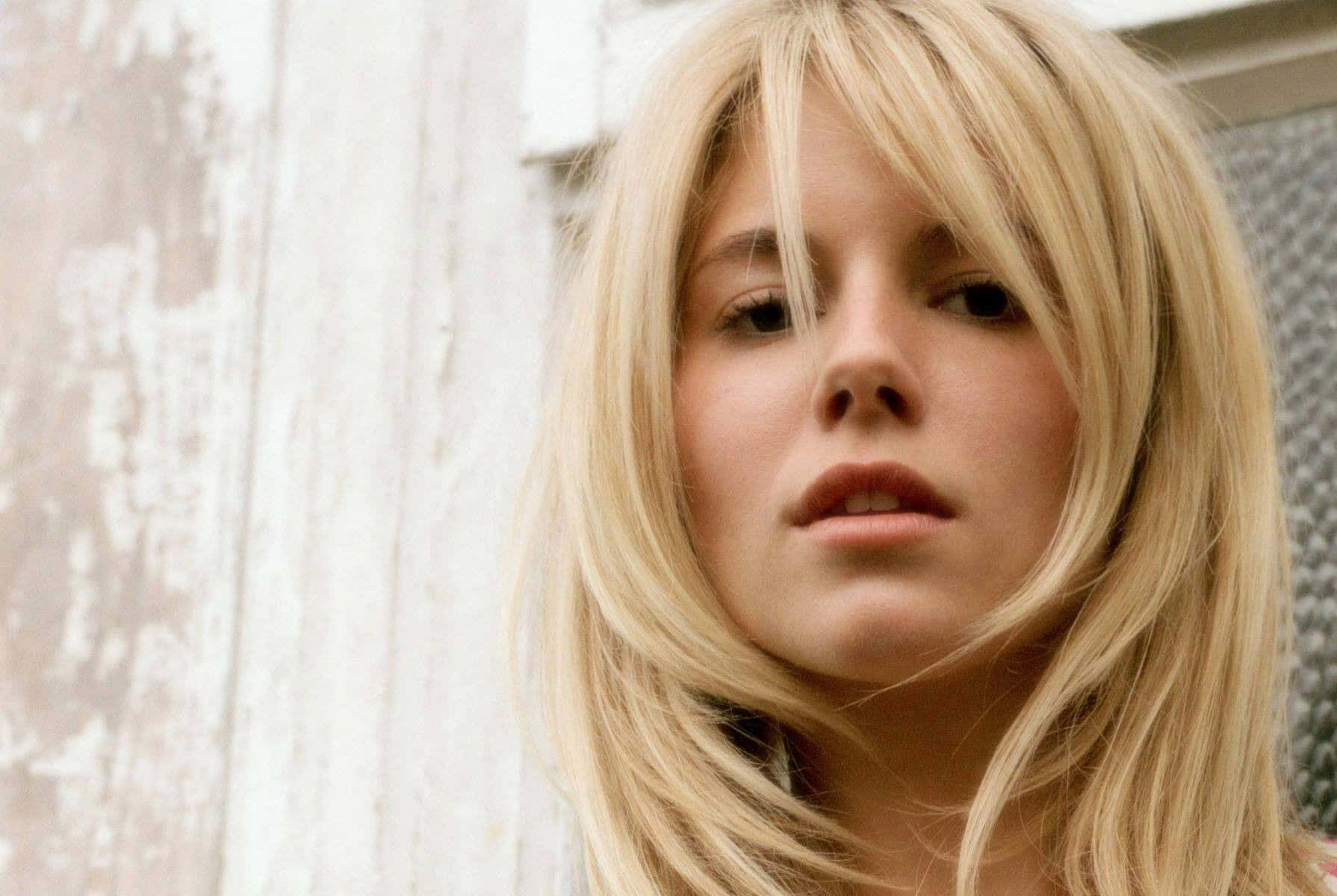 Sienna Miller Fierce Looking Down Candid Photography Pictures Wallpaper