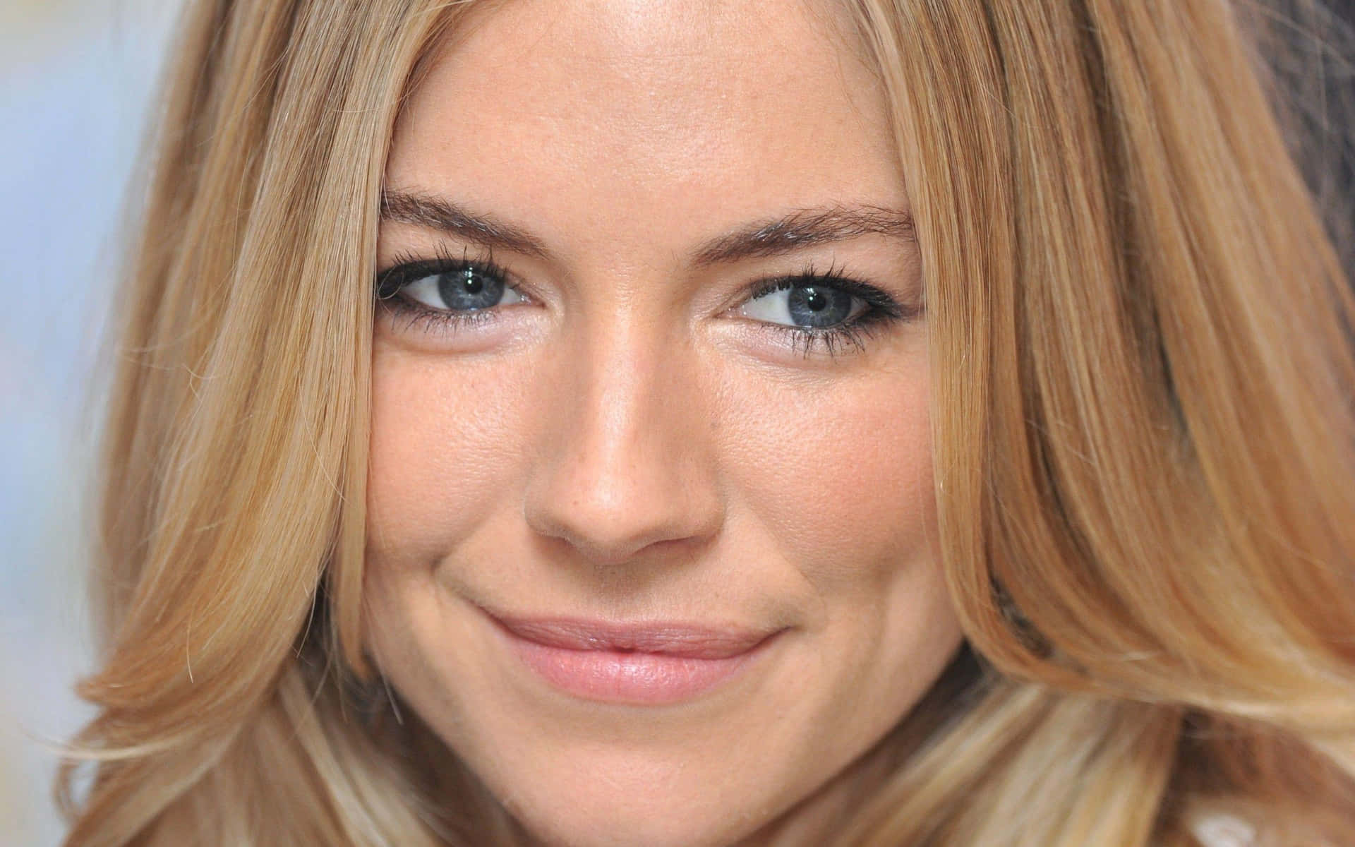 Download Sienna Miller Smiling Close Up Photography Pictures Wallpaper