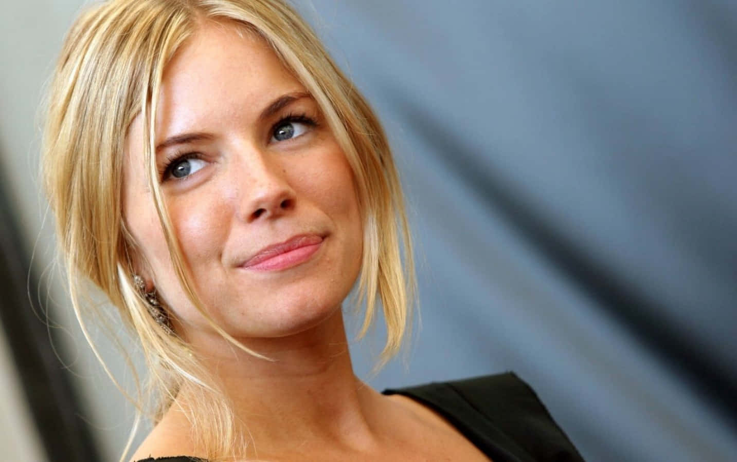 Sienna Miller Looking Up Smiling Photography Pictures Wallpaper
