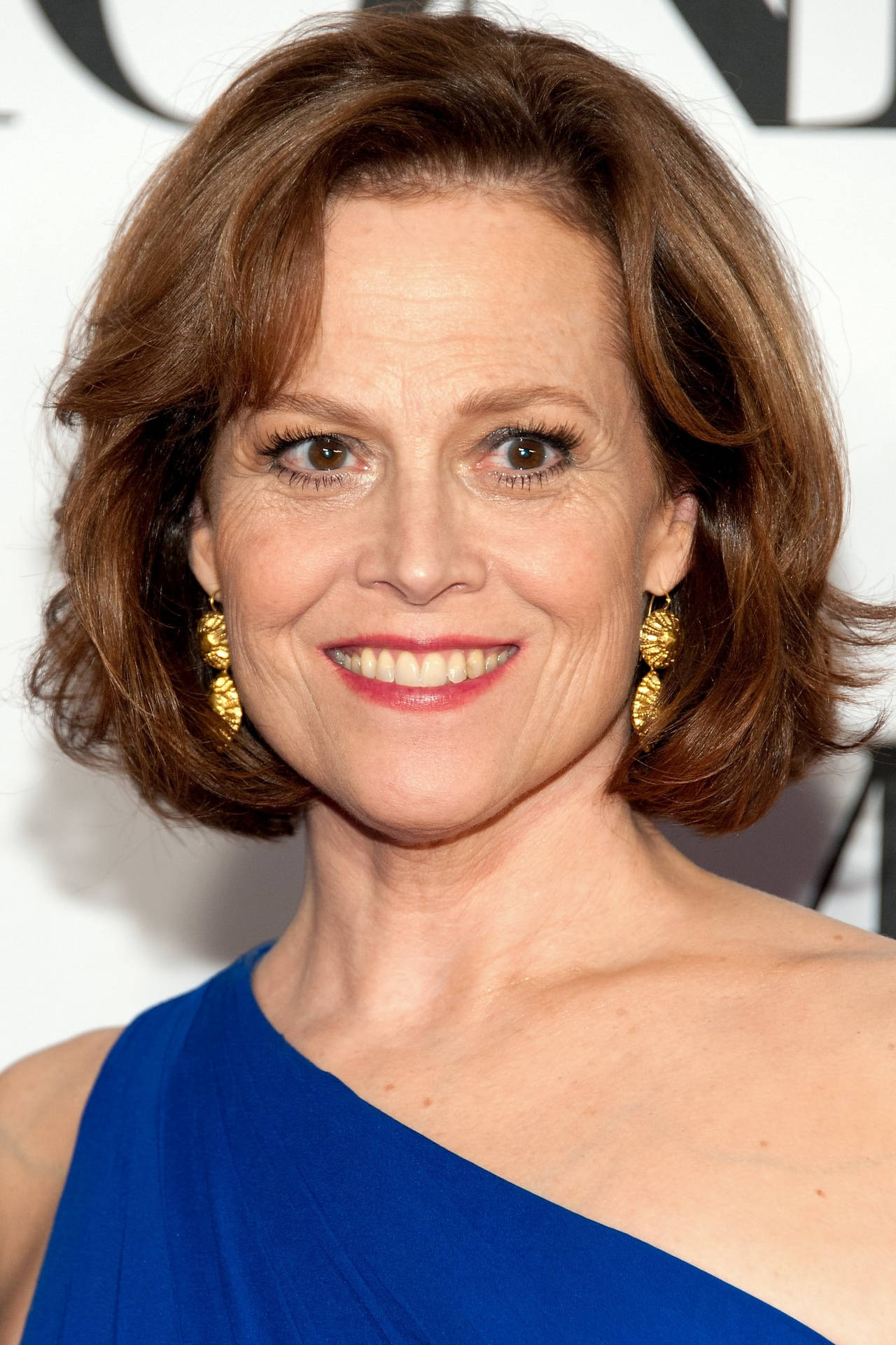 Sigourneyweaver Fashion Week (this Sentence Does Not Make Sense In Context Of Computer Or Mobile Wallpaper And Cannot Be Translated Without Additional Context.) Wallpaper