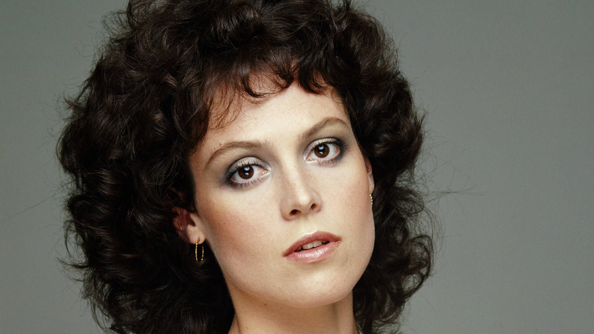 Sigourney Weaver Old Fashioned Hair Wallpaper