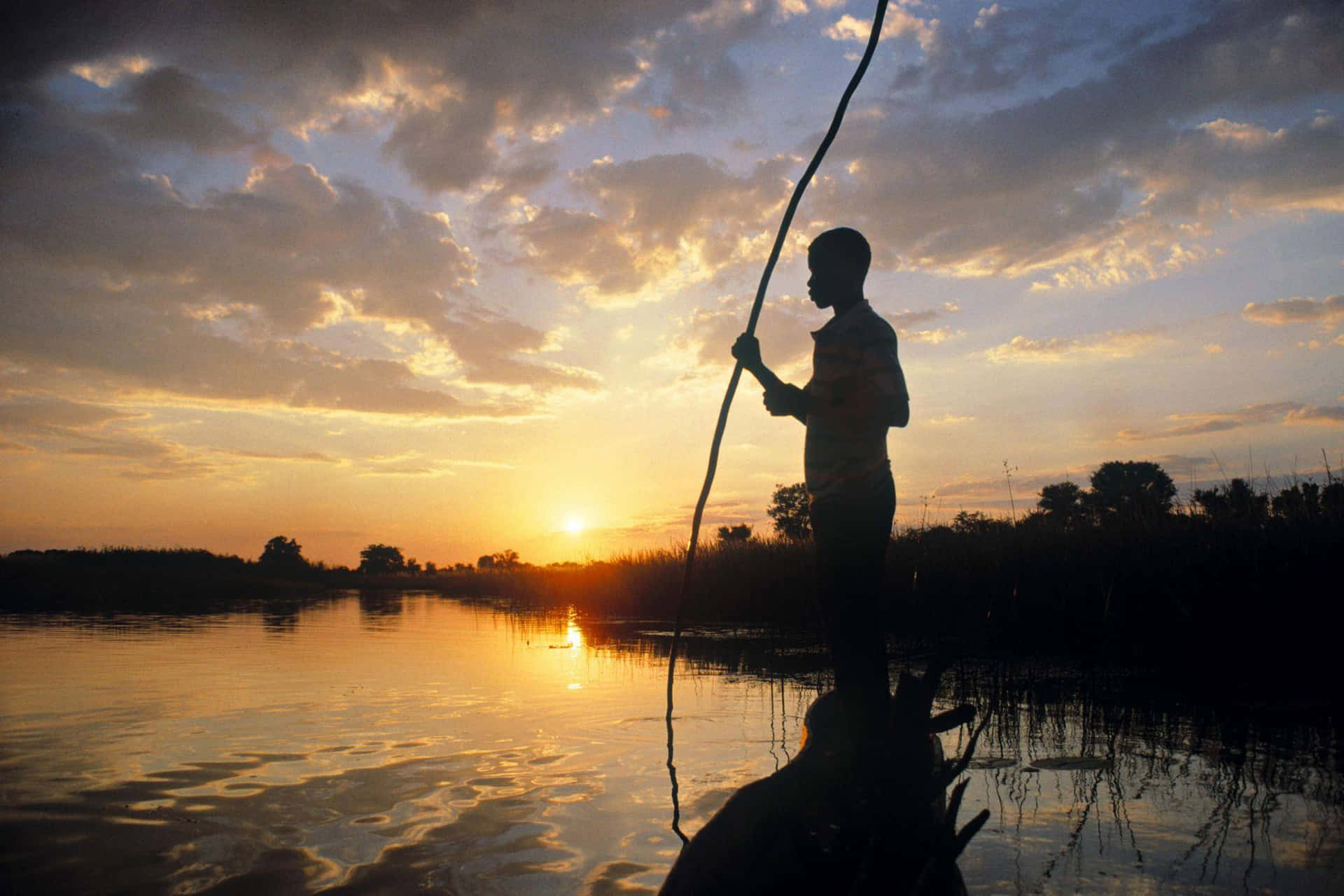 Silhouetteeines Mannes Im Okavango-delta Wallpaper