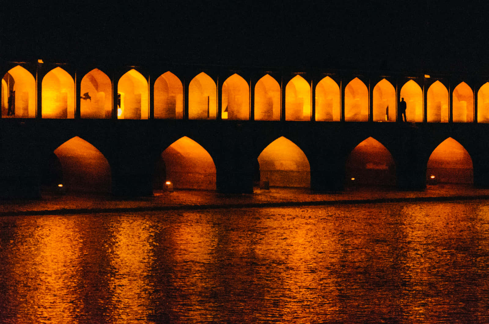 Silhuettav En Man På Isfahan-bron. Wallpaper