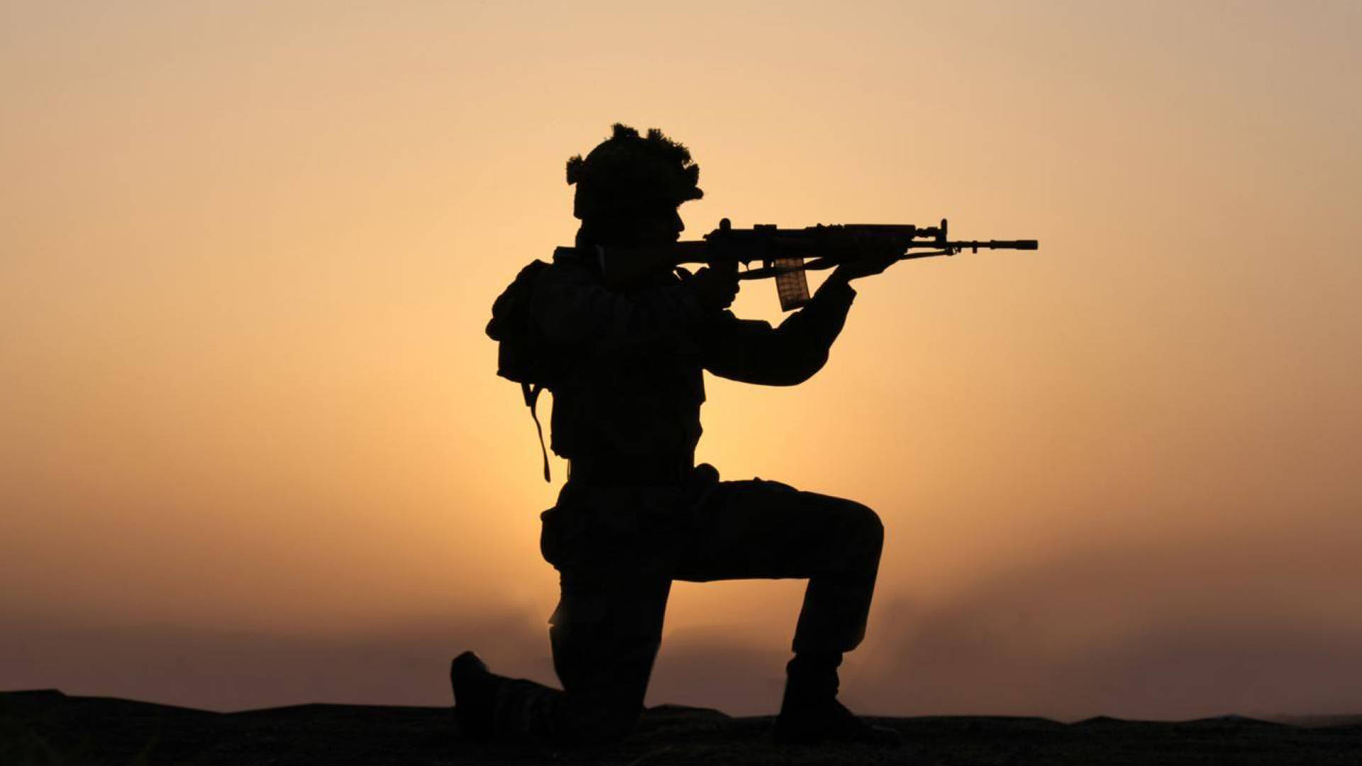 Silhouetteeines Soldaten Während Des Schießens Wallpaper