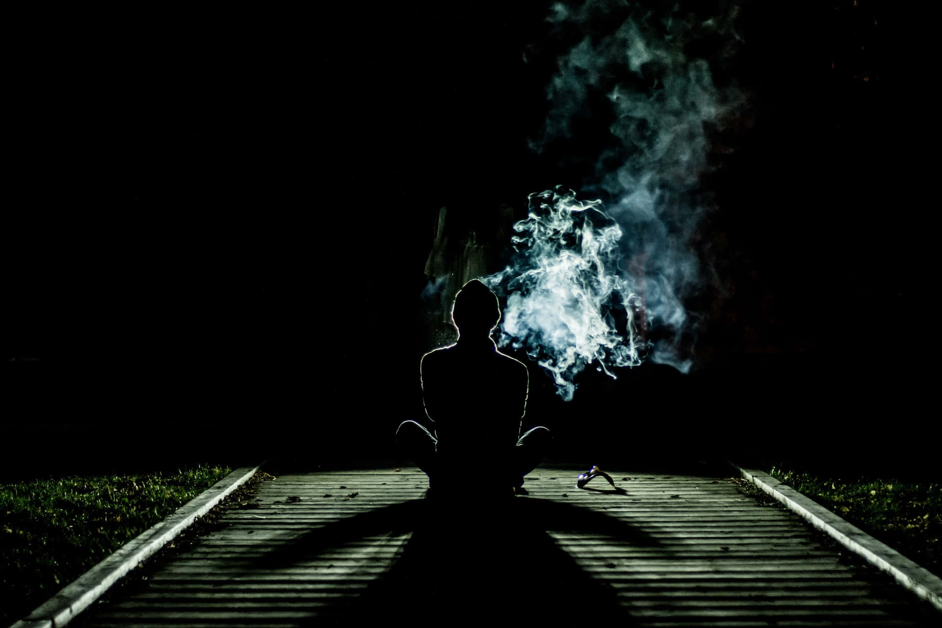 Superarel'assuefazione Al Fumo - Un Uomo In Silhouette Che Fuma. Sfondo