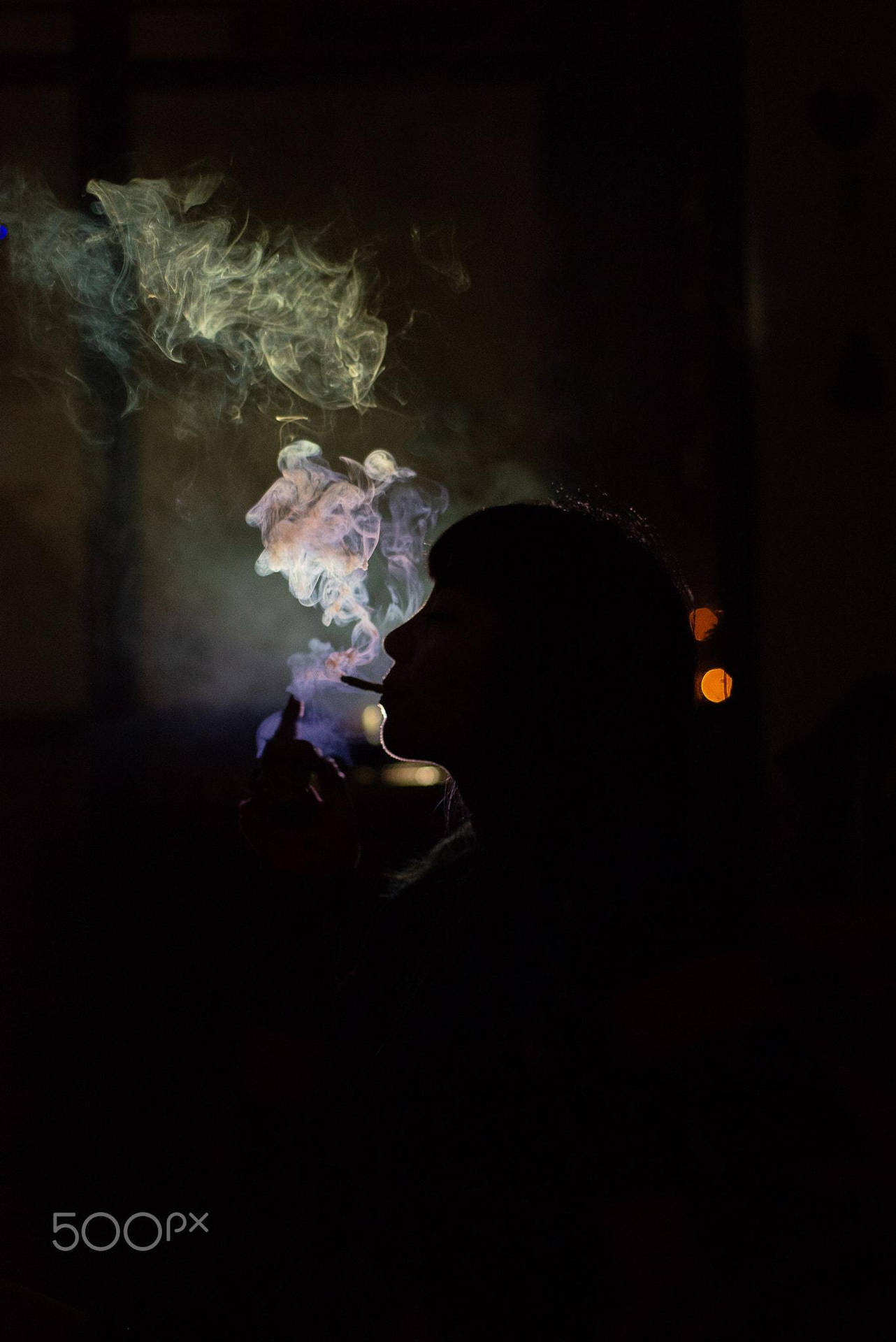 Siluetade Mujer Fumando Un Porro. Fondo de pantalla