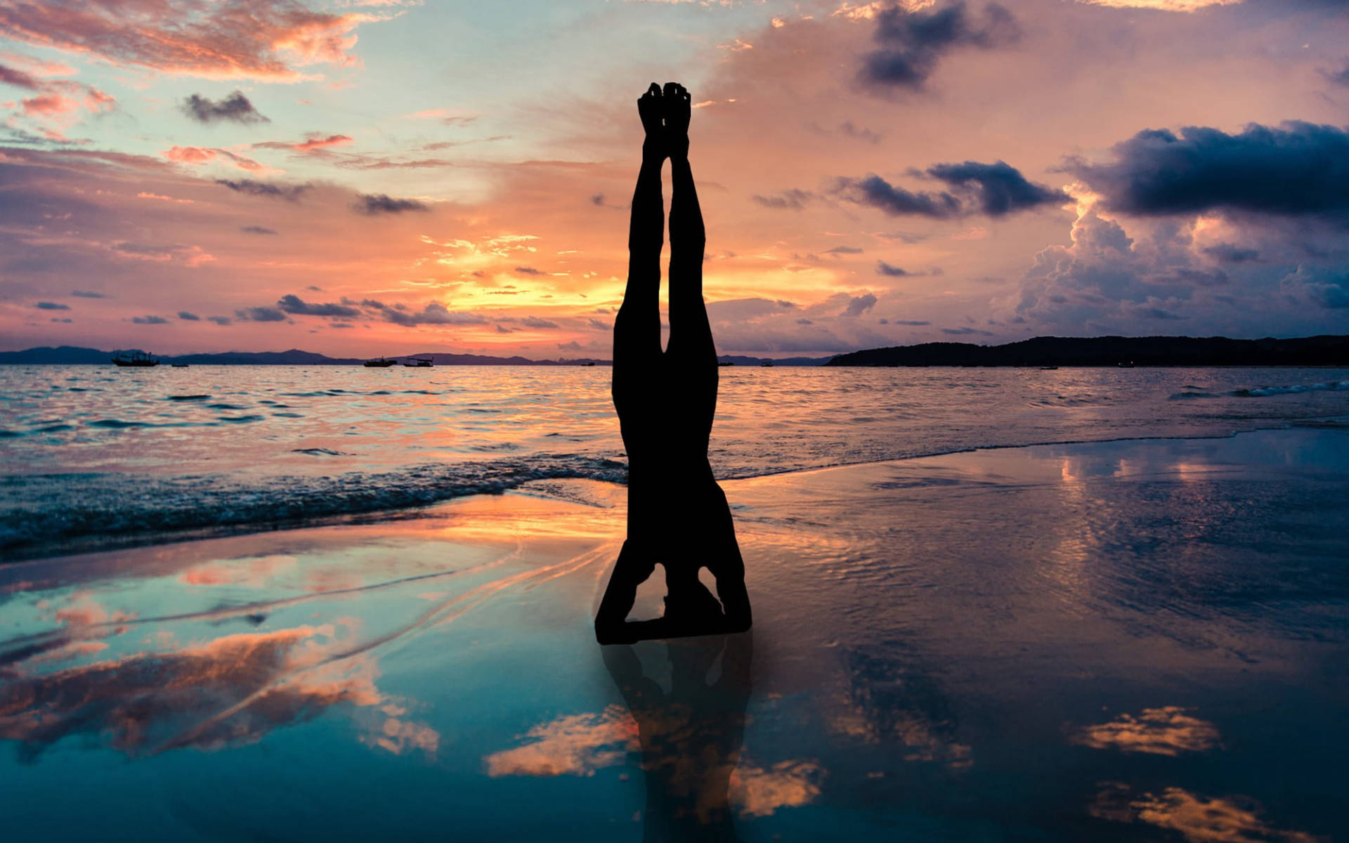 Silhuet Yoga Pose På Strand Solnedgang Wallpaper