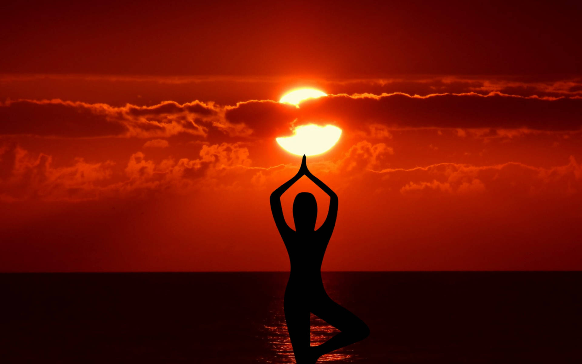 Siluetade Yoga Bajo El Sol Rojo. Fondo de pantalla