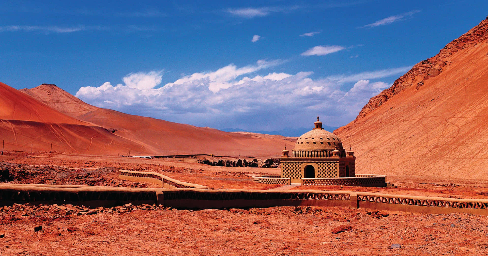 Einkleines Gebäude In Der Wüste