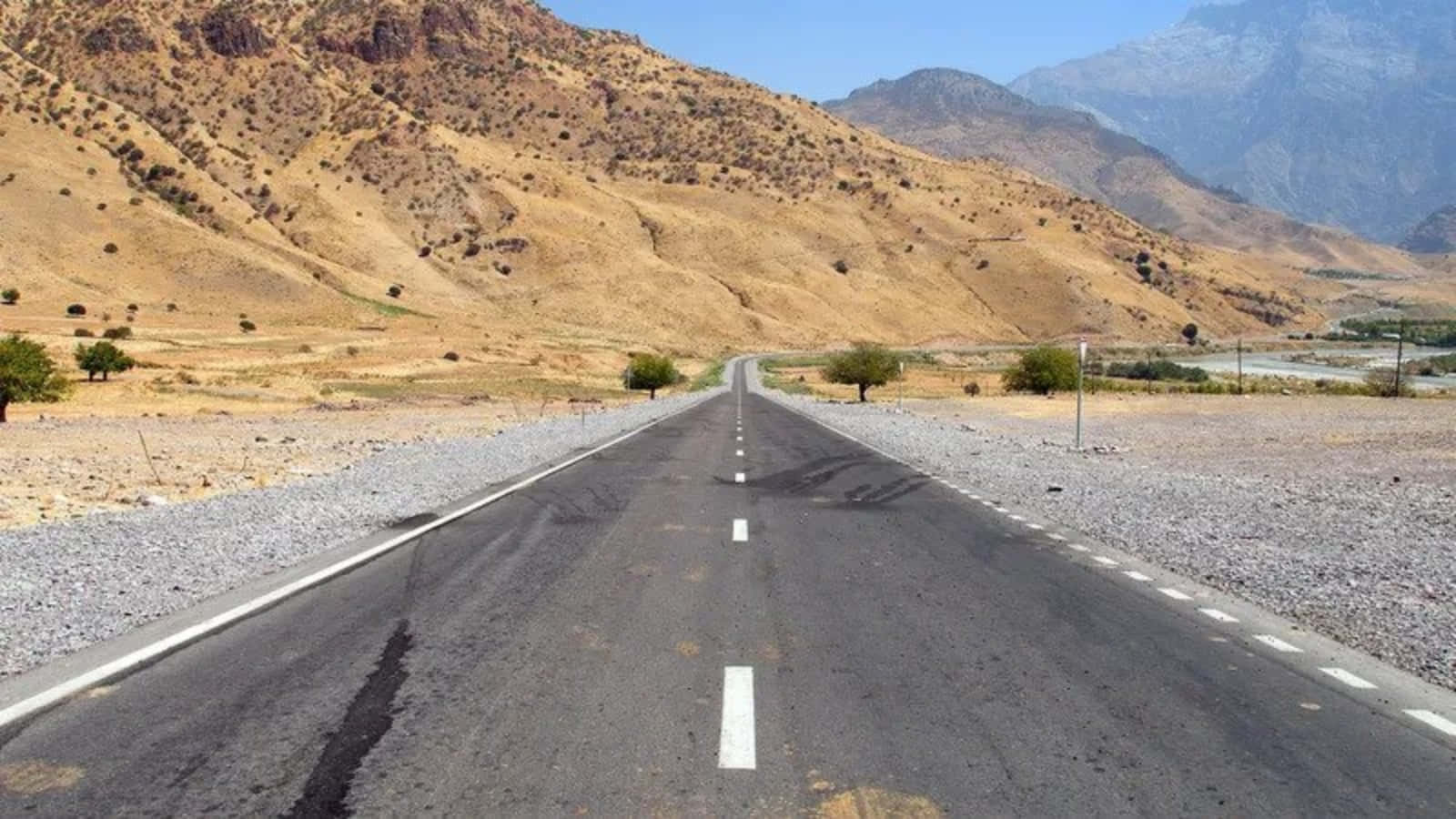En vej, der fører til et bjerg i ørkenen