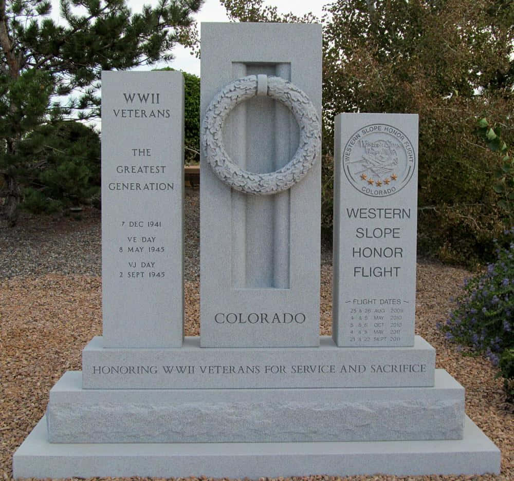 Siluetade Un Soldado Rindiendo Homenaje En Un Sitio Conmemorativo Durante El Atardecer.