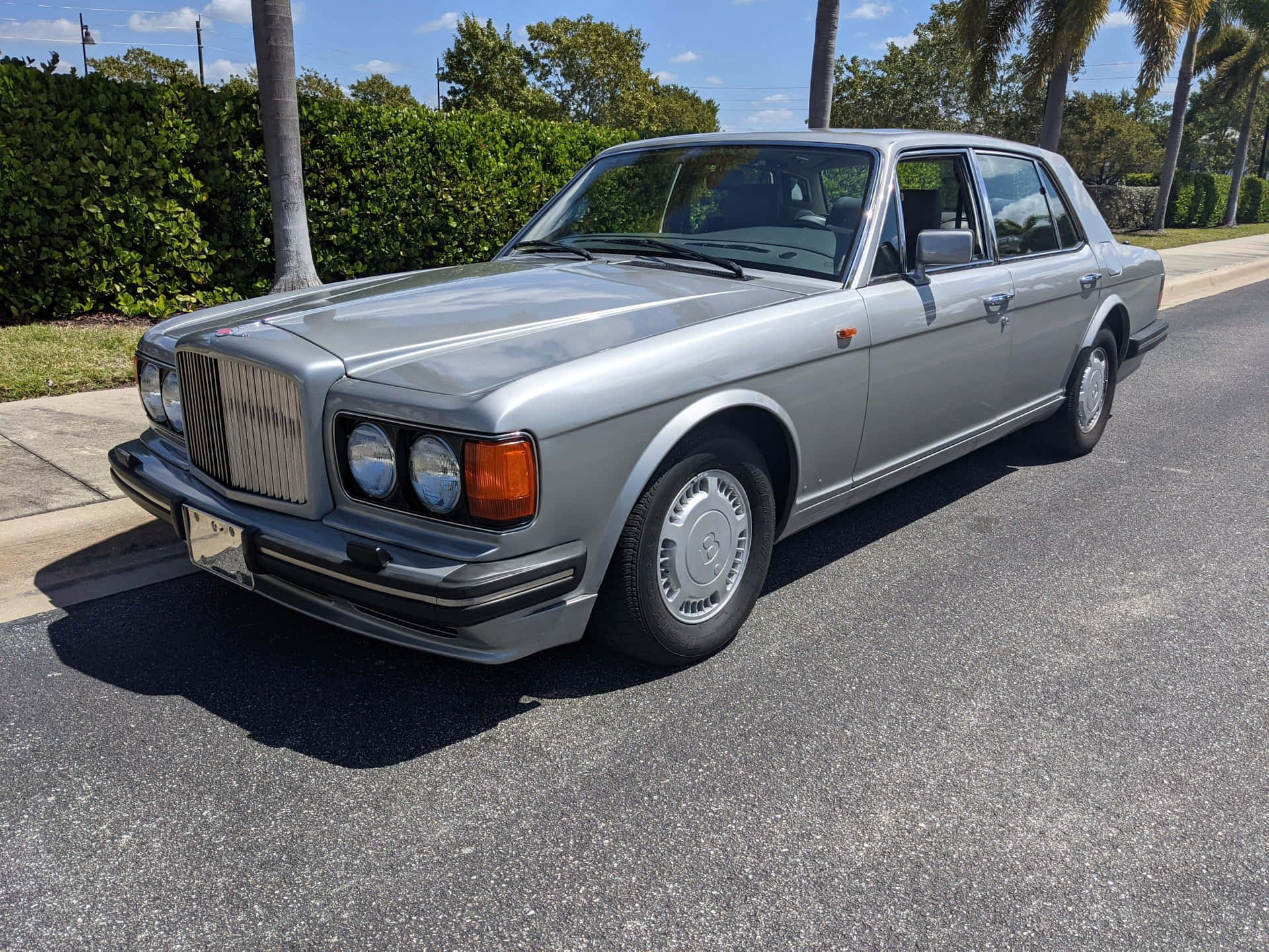 Zilveren Bentley Turbo R Geparkeerd Buiten Achtergrond