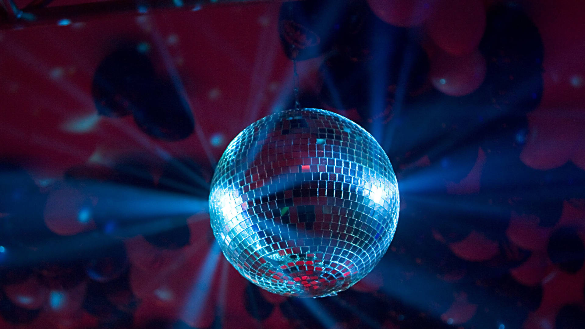 Sølv Discokugle Reflekser: Opret et dansende rum med de sølvblinkende reflekser fra en discokugle. Wallpaper