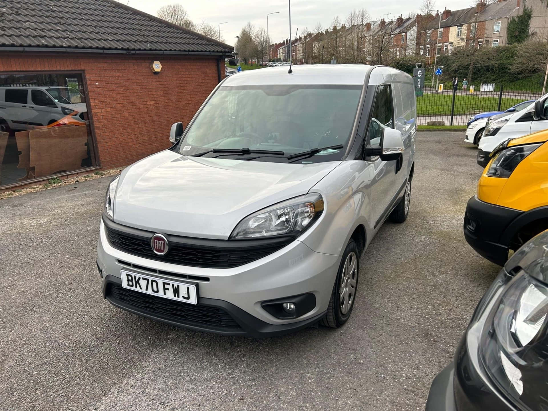 Vue De Rue De La Fiat Doblo Argentée Fond d'écran