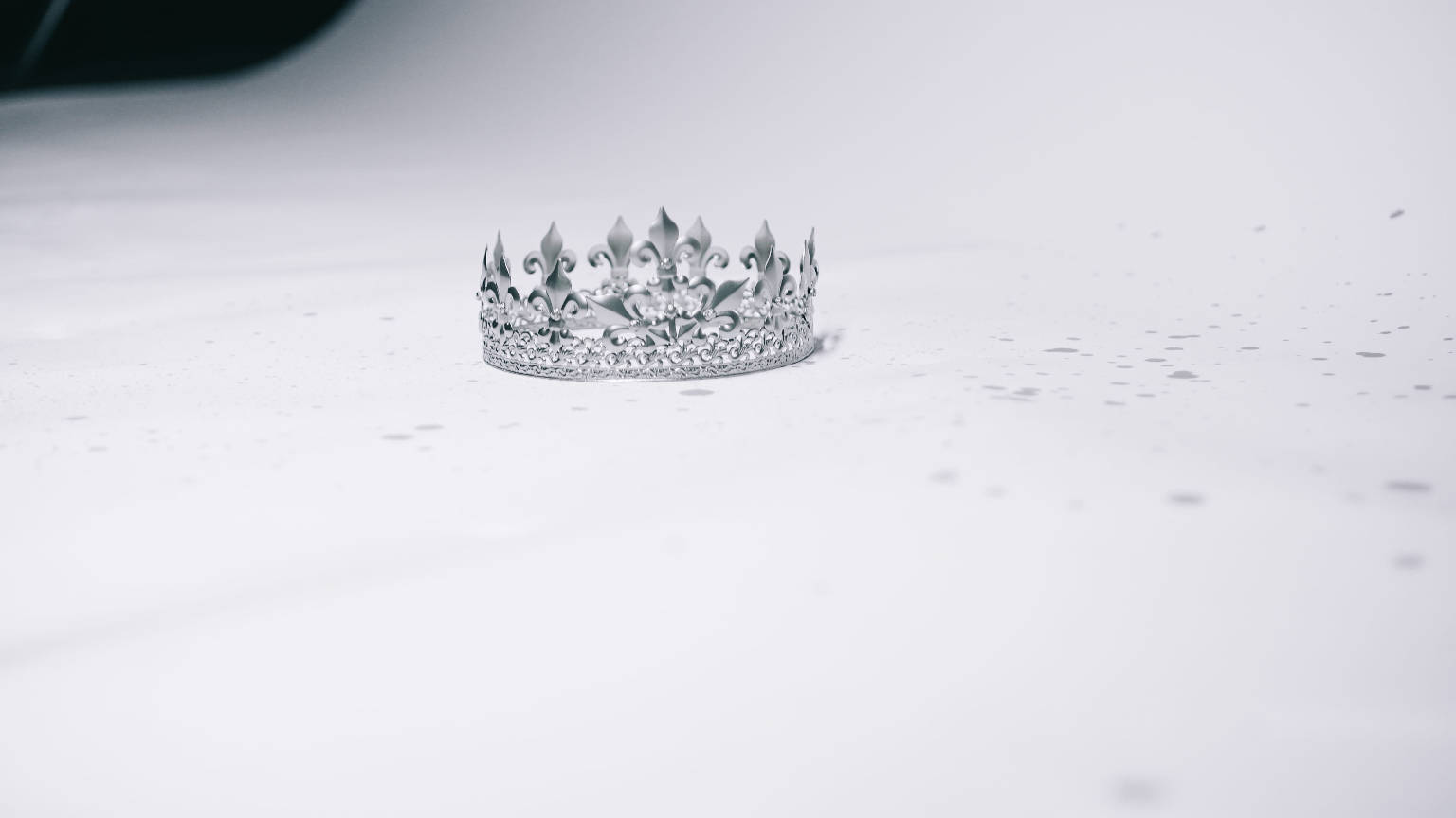 Silver Glitter Crown Ring Wallpaper