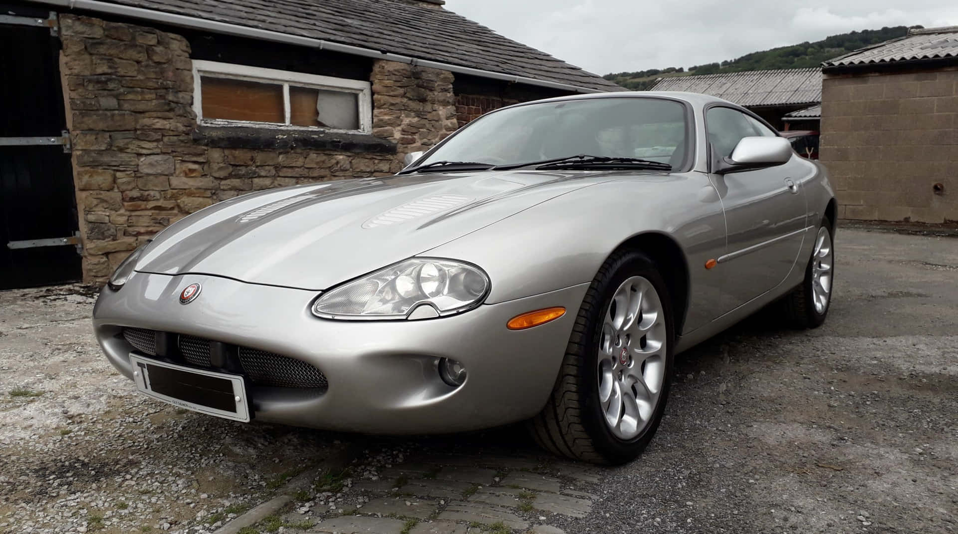 Jaguar X K Coupé Argenté Garé Fond d'écran