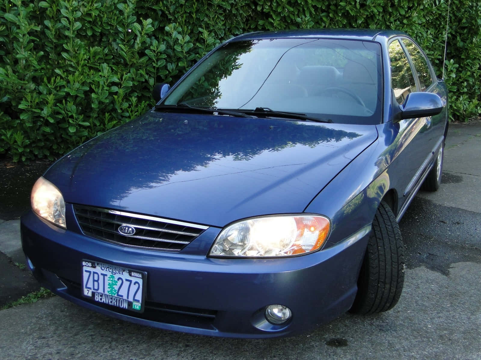 "silver Kia Spectra On The Road" Wallpaper