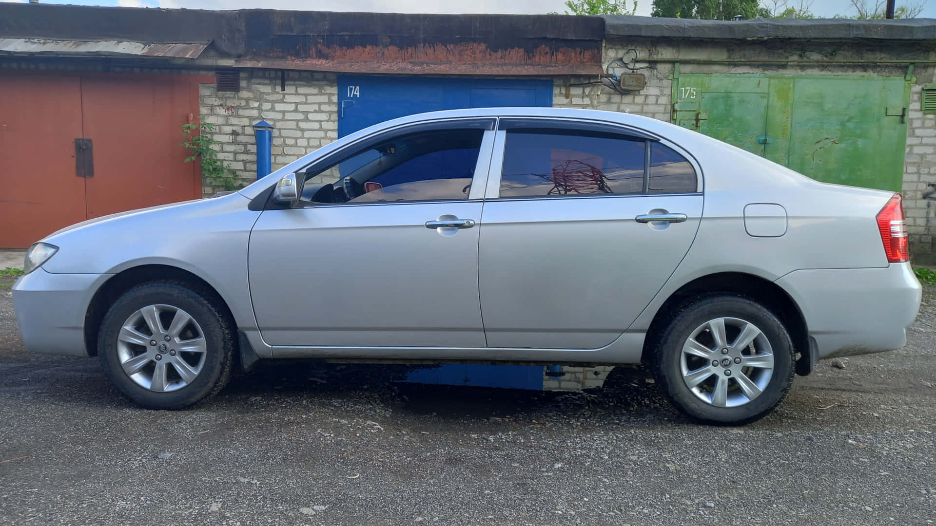 Berline Argentée Lifan620 Garée Fond d'écran