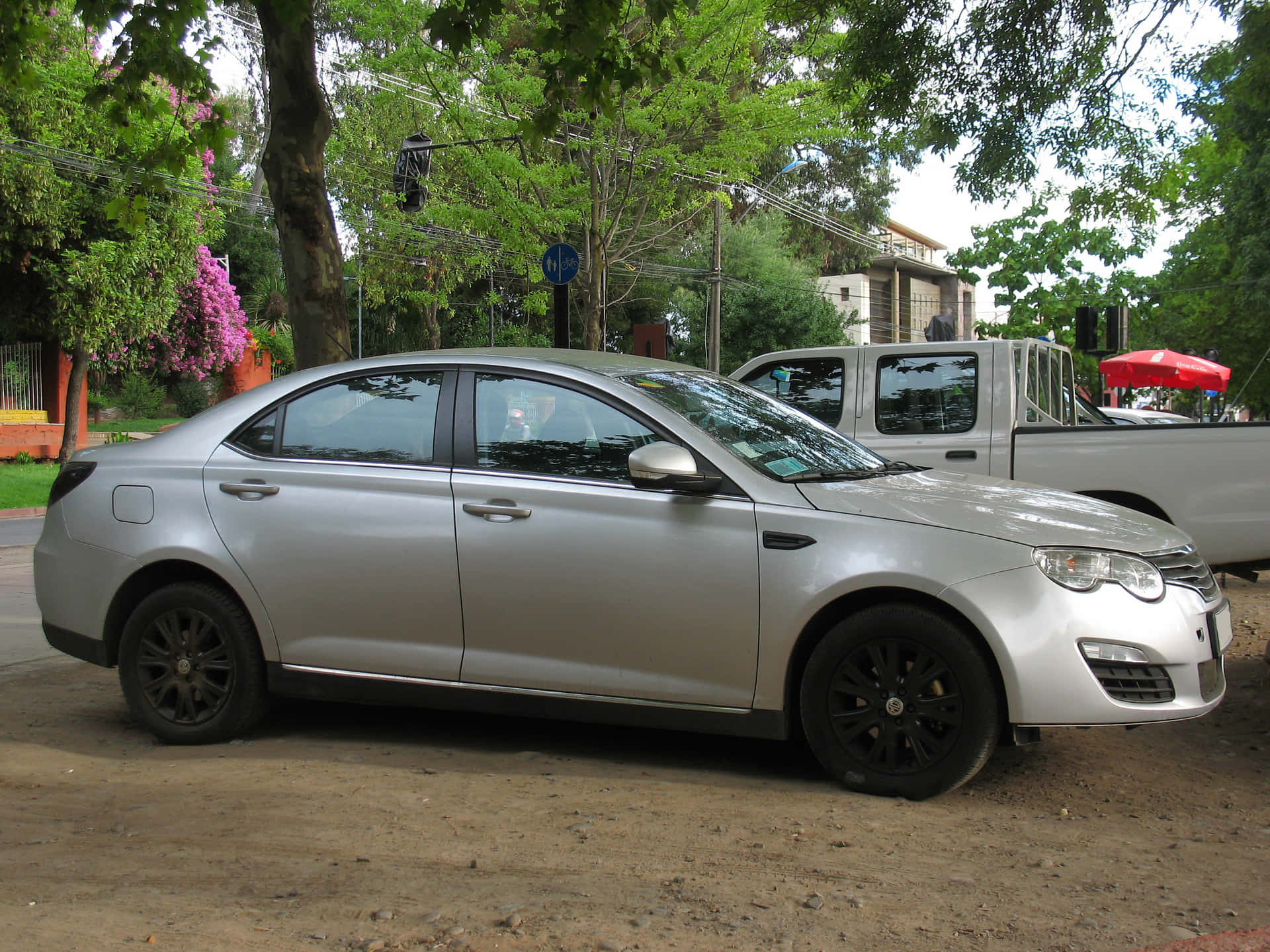 Sedan Mg550 Perak Diparkir Di Luar Ruangan Wallpaper