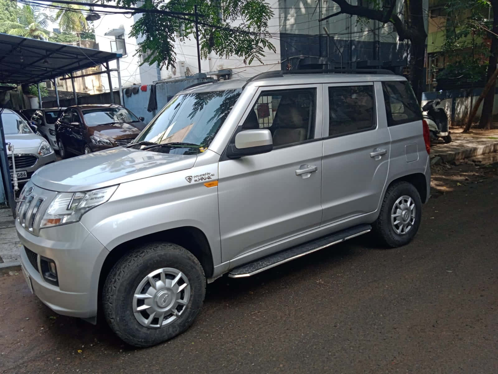 Mahindra T U V300 Argent Stationné À L'extérieur Fond d'écran