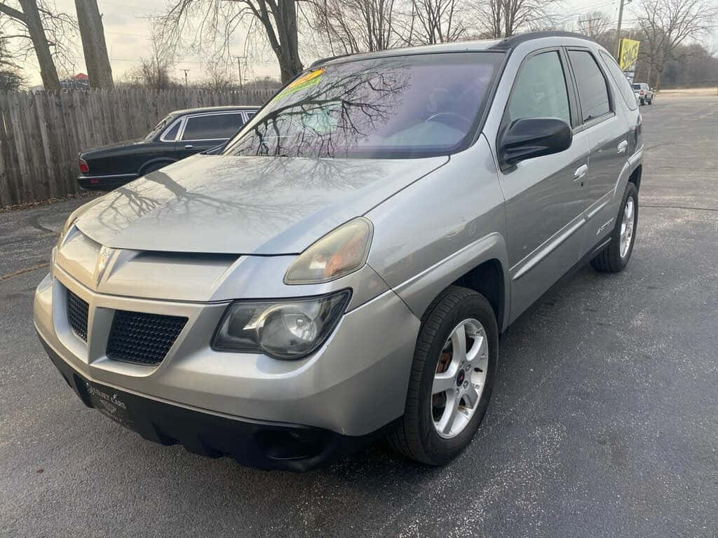 Pontiac Aztek Argent Garé À L'extérieur Fond d'écran