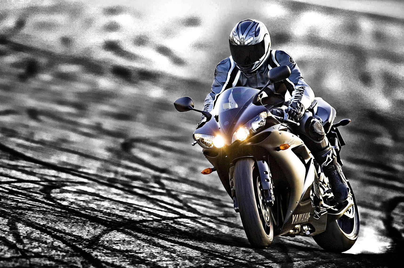 Motocicletaktm Rc 390 Color Plateado. Fondo de pantalla