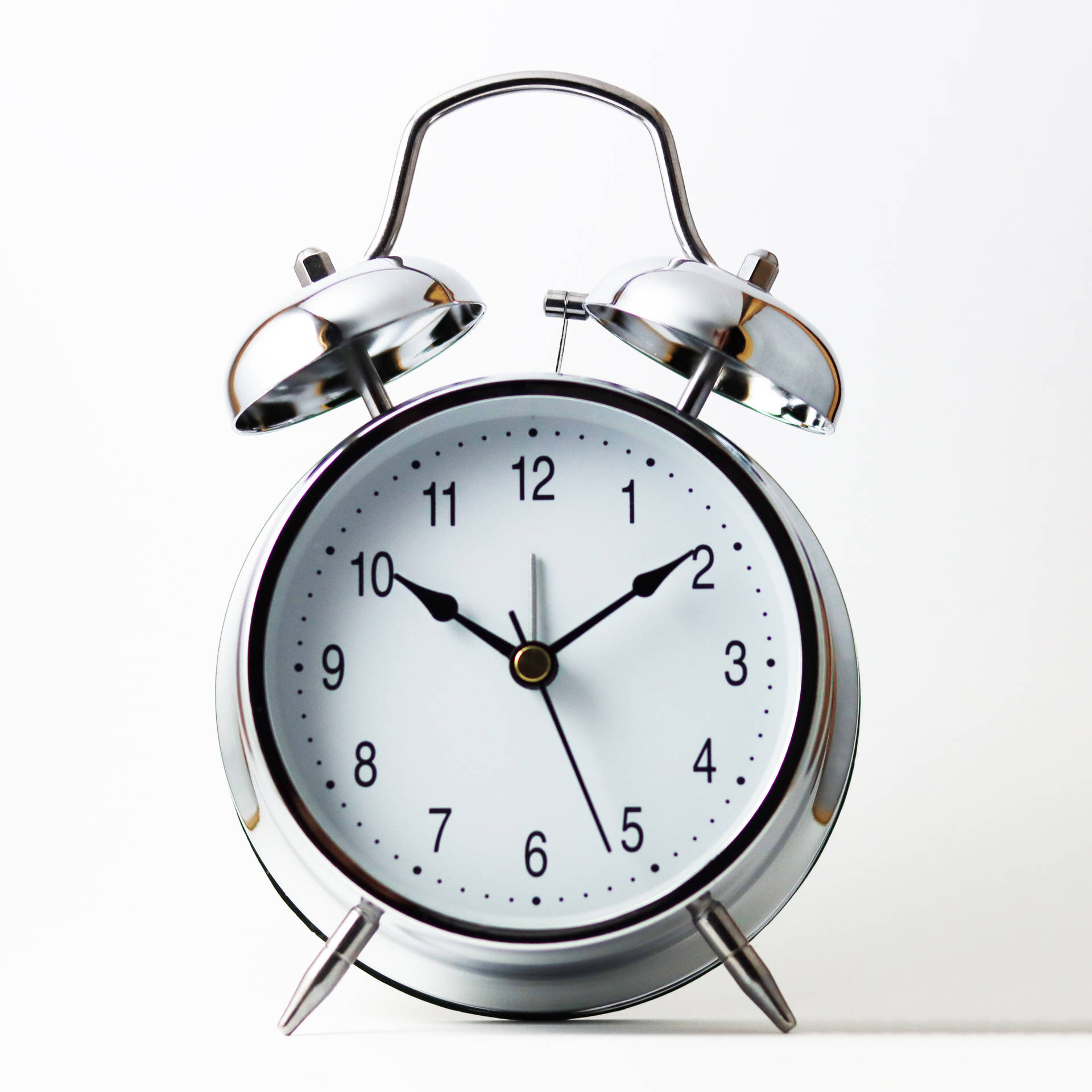 Sølv Twin Bell Alarm Clock giver et moderne udseende til dit skrivebord. Wallpaper