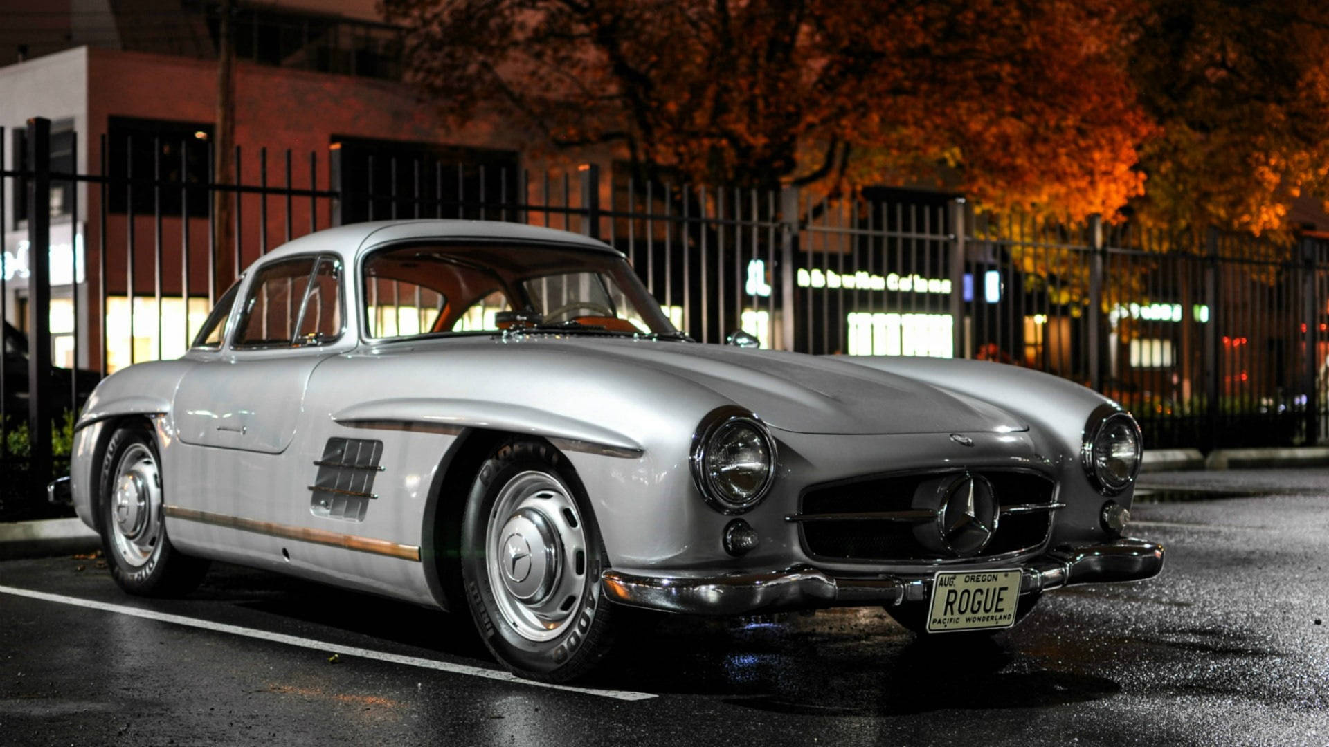 Cochede Mercedes Benz Plateado Y Vintage. Fondo de pantalla