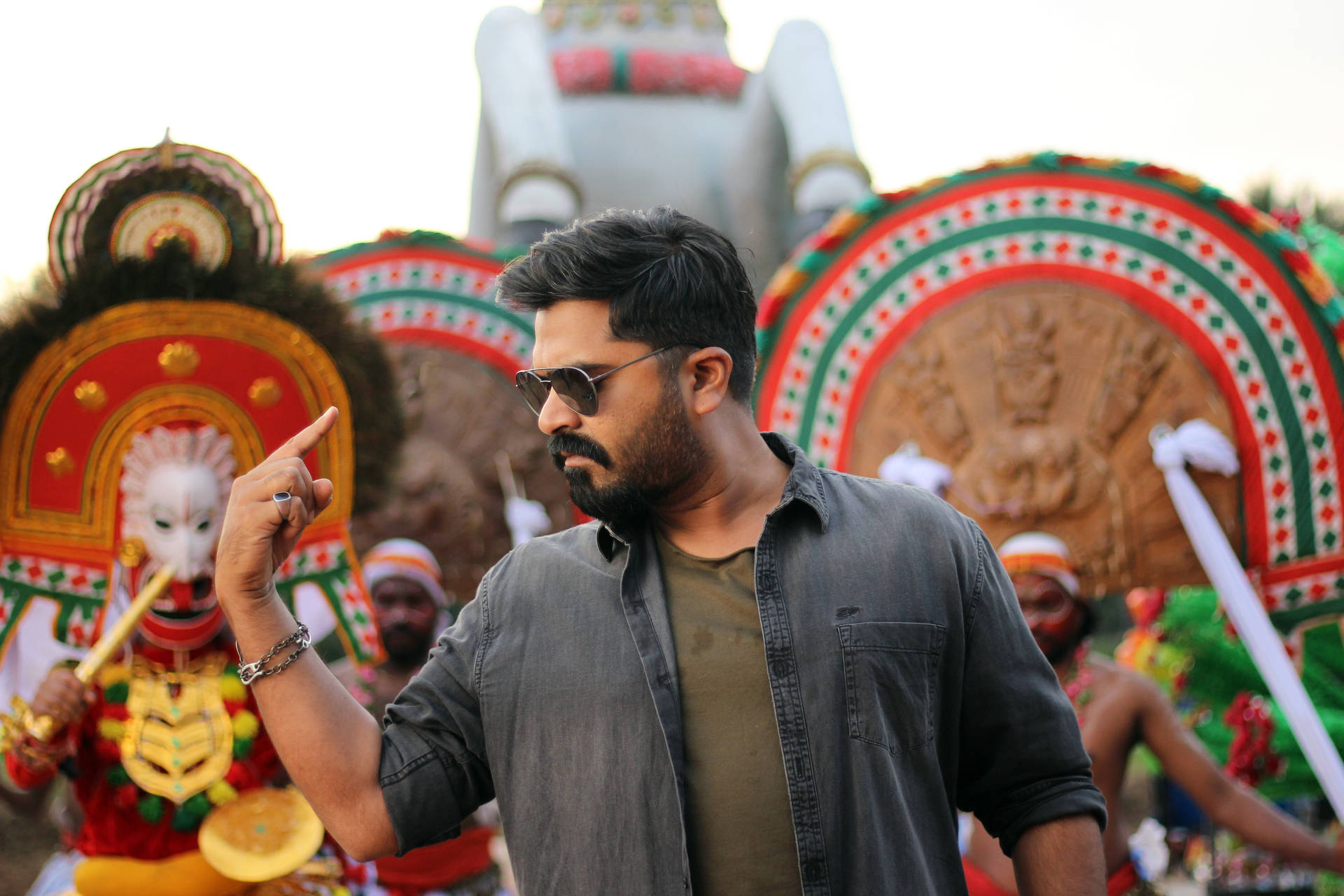 Simbu Displaying Powerful Action In The Comedy Film Vantha Wallpaper