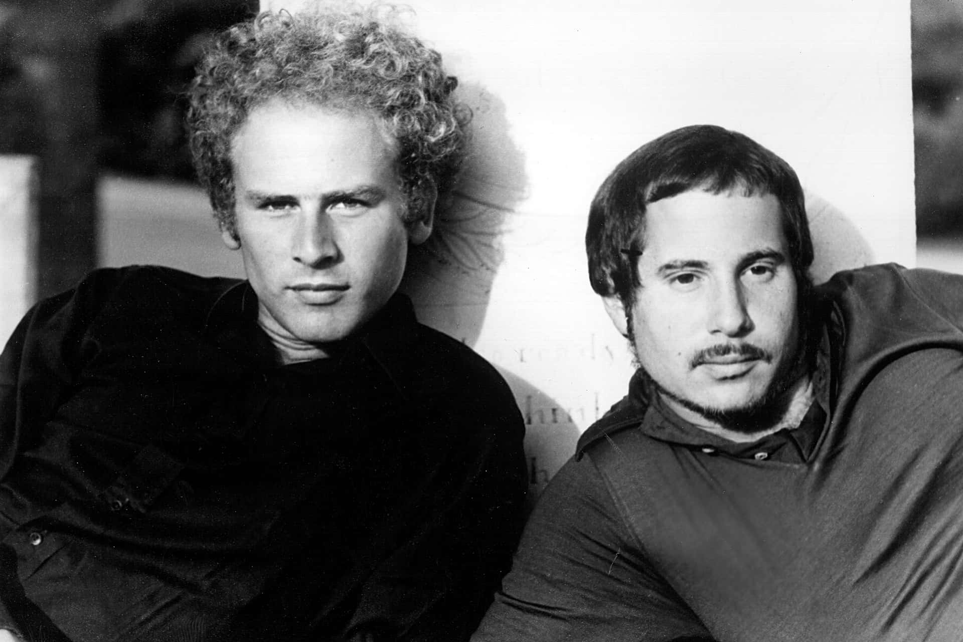 Simon En Garfunkel_ Zwart-wit Portret Achtergrond