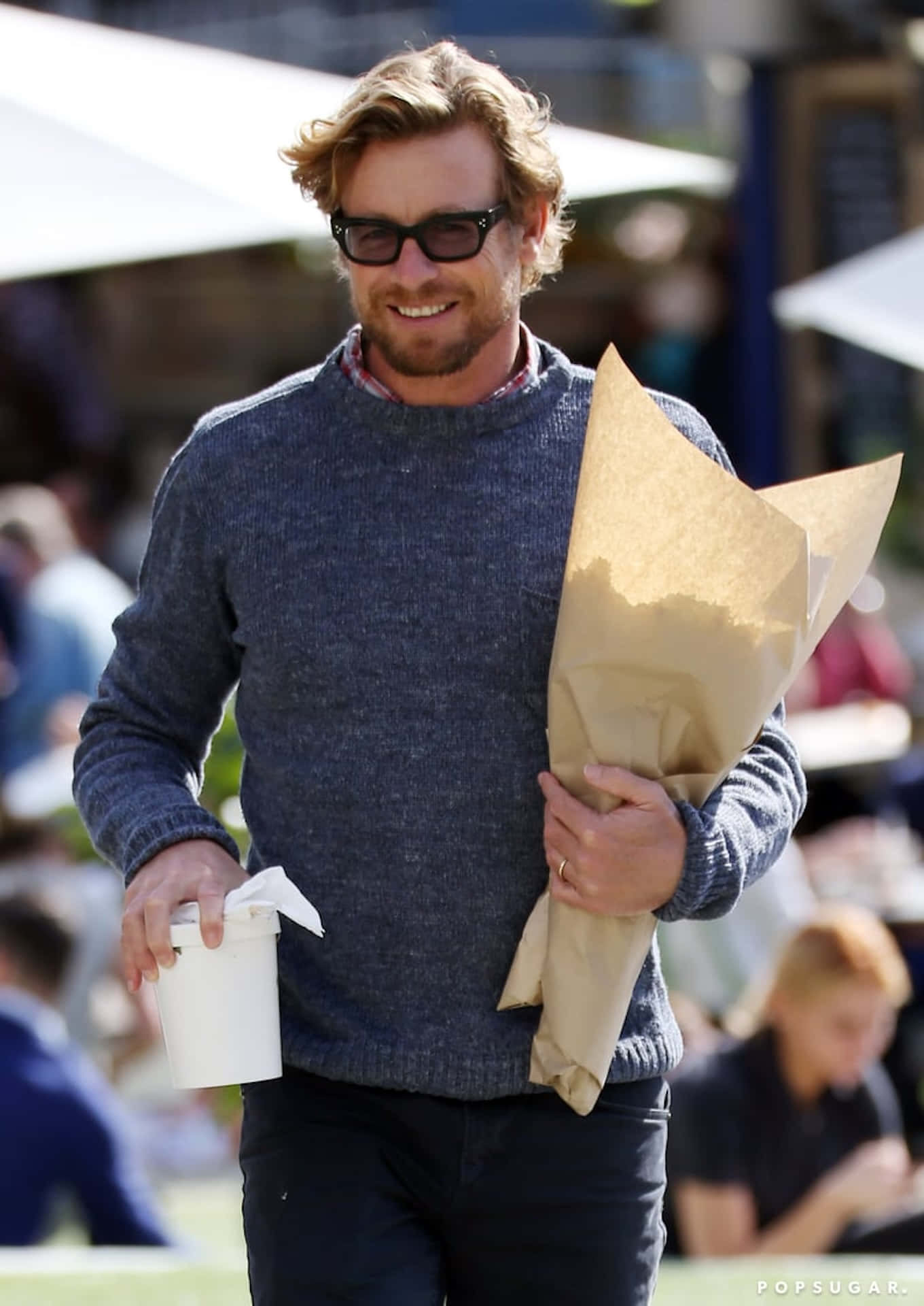 Simon Baker Casual Outing With Flowers Wallpaper