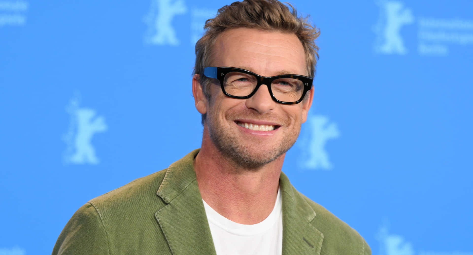 Simon Baker Smiling Blue Backdrop Wallpaper