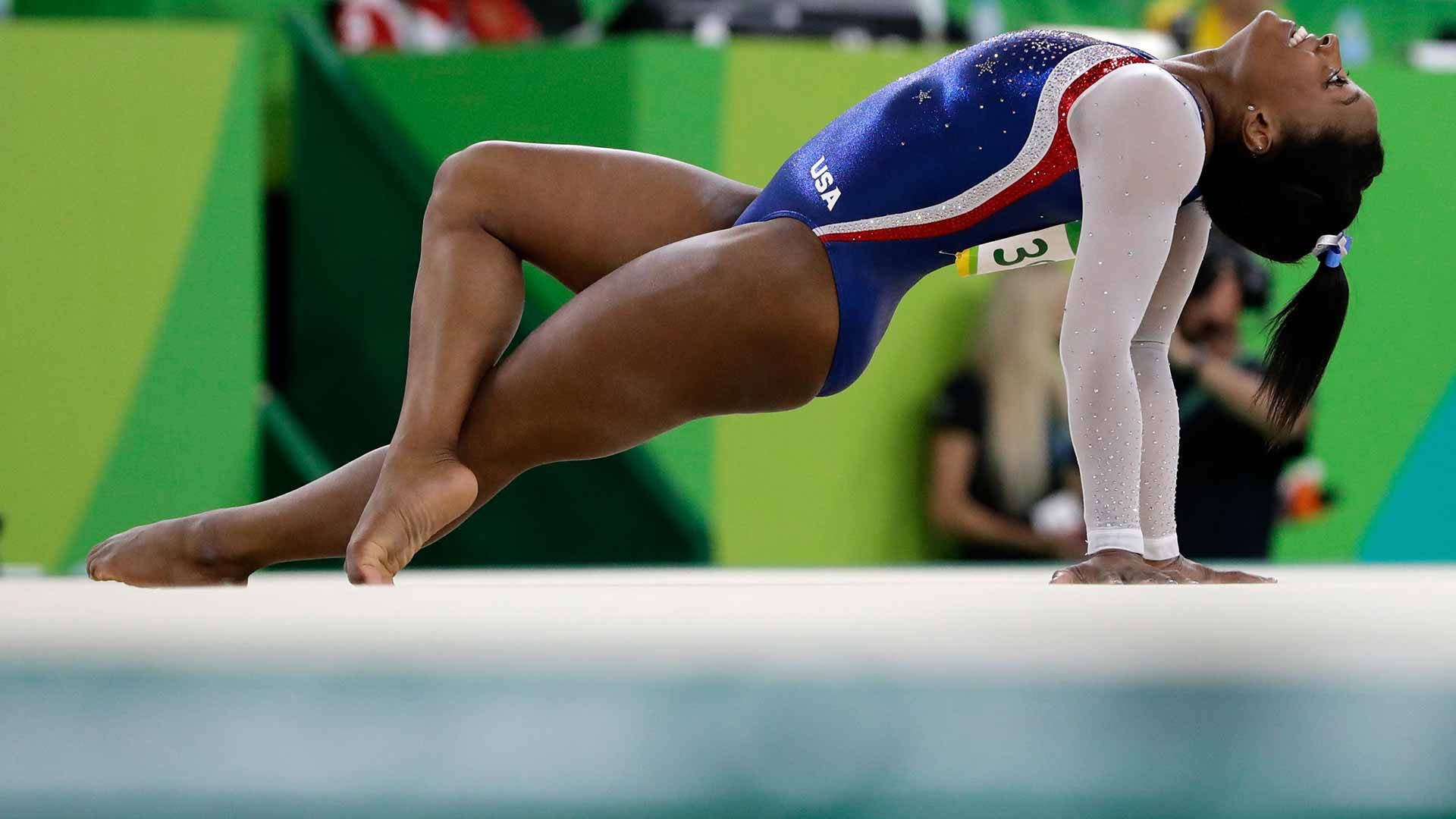 Lamedallista De Oro Olímpica Simone Biles En Los Campeonatos Mundiales De 2017. Fondo de pantalla