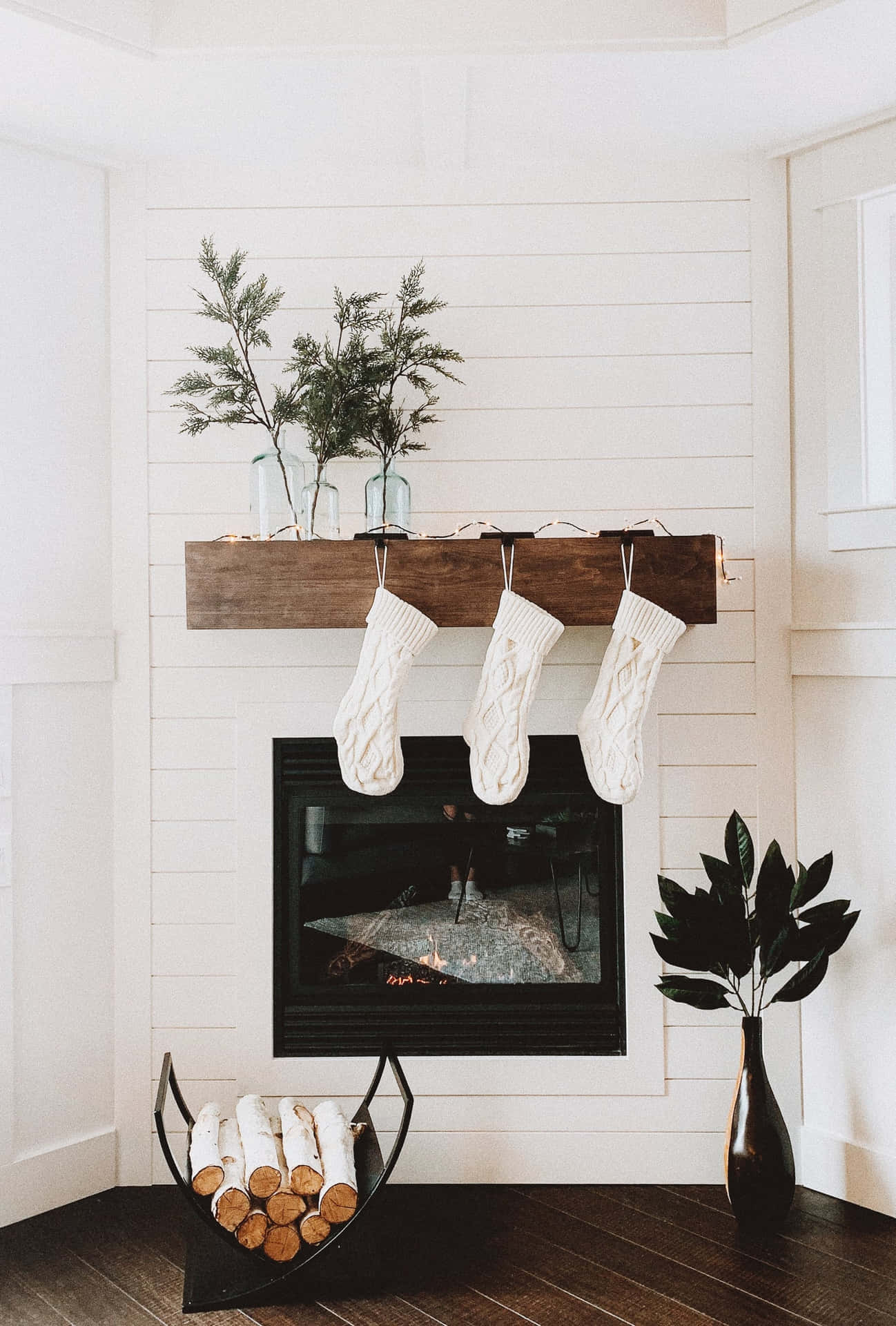 Simple Aesthetic Cute Christmas Stockings Wallpaper