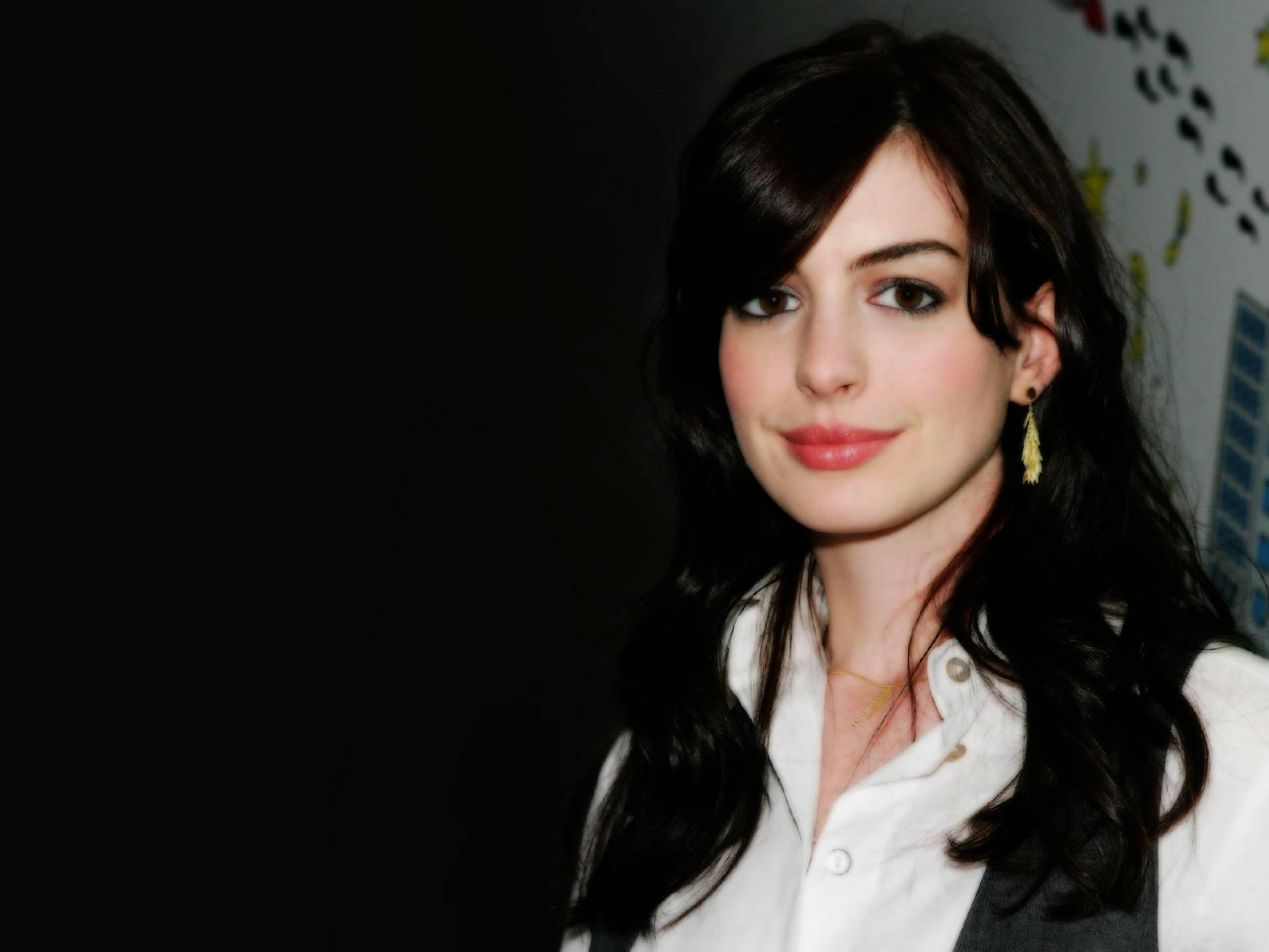 Simple And Young Anne Hathaway Wallpaper