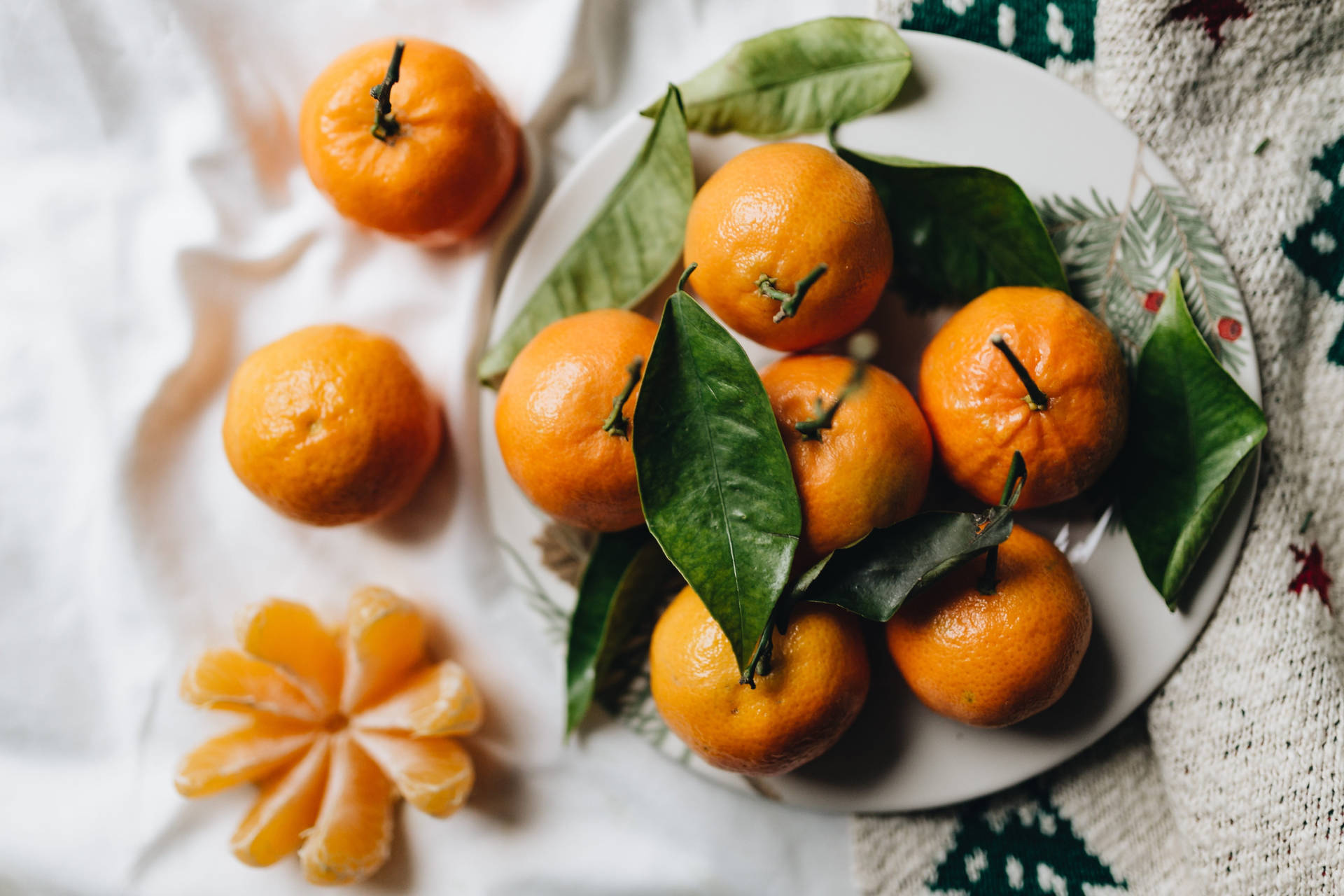 Simple Christmas Plate Clementine Citrus Fruits Wallpaper