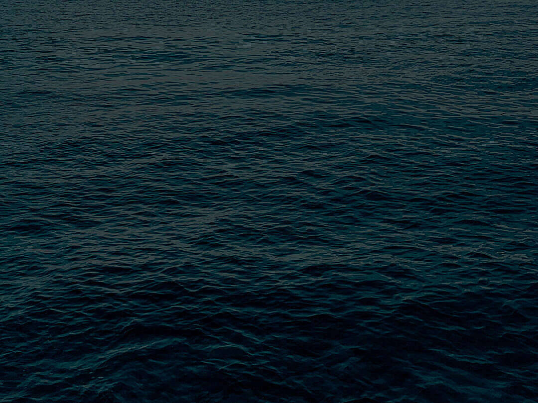 Einfachedunkle Ästhetische Ruhige Blaue Meereslandschaft Wallpaper