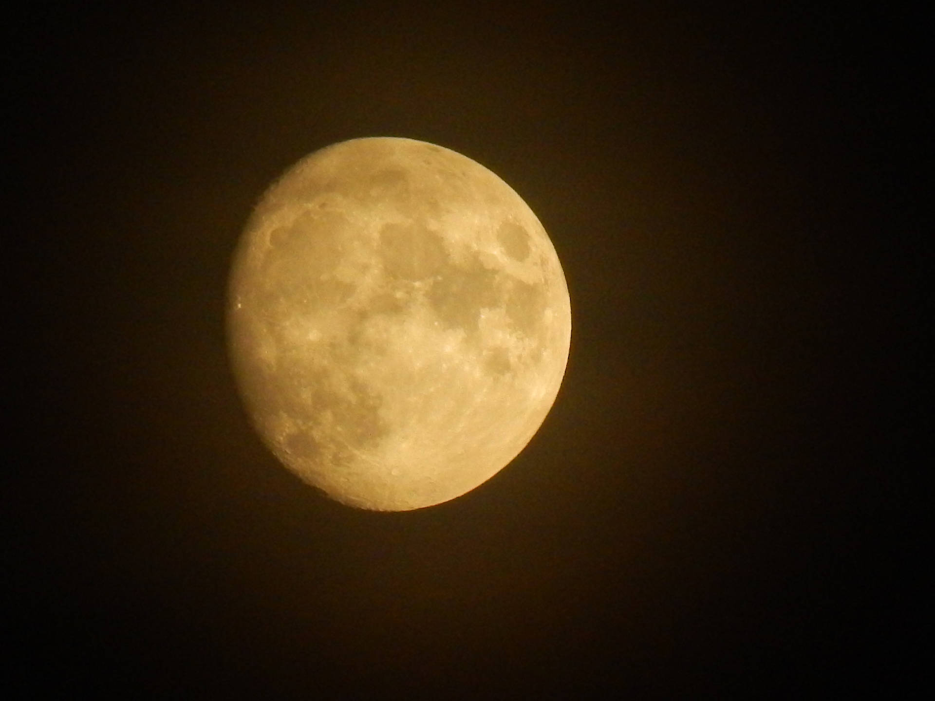 Sencillofondo De Pantalla Oscuro Con Una Estética Amarilla Lunar. Fondo de pantalla