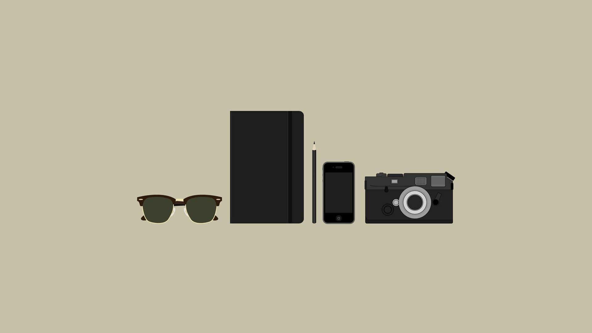 En kamera, solbriller og en bog på en beige baggrund Wallpaper