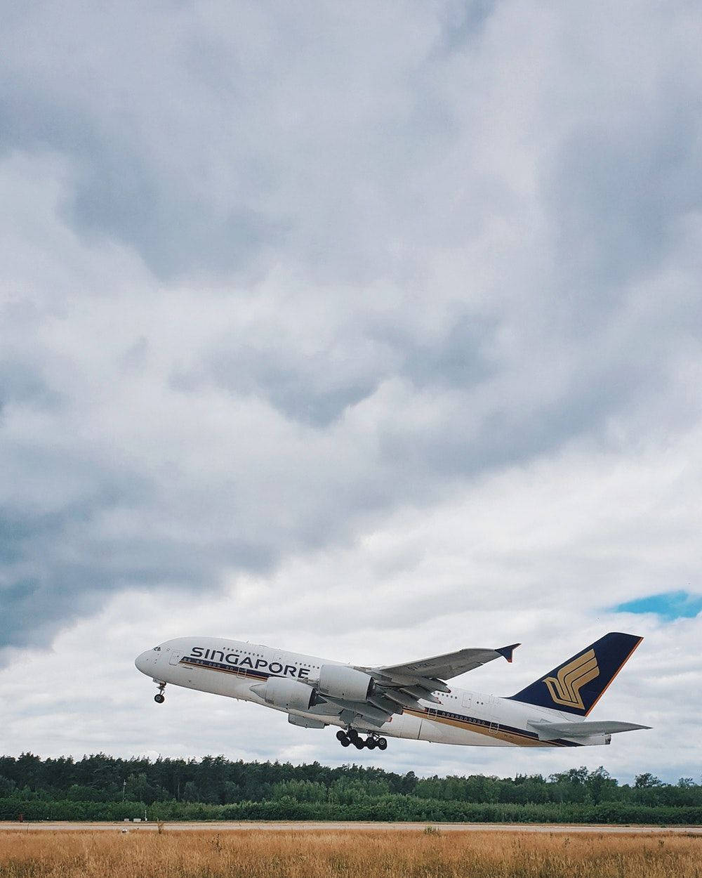 Singapore Airlines Cloudy Weather Wallpaper