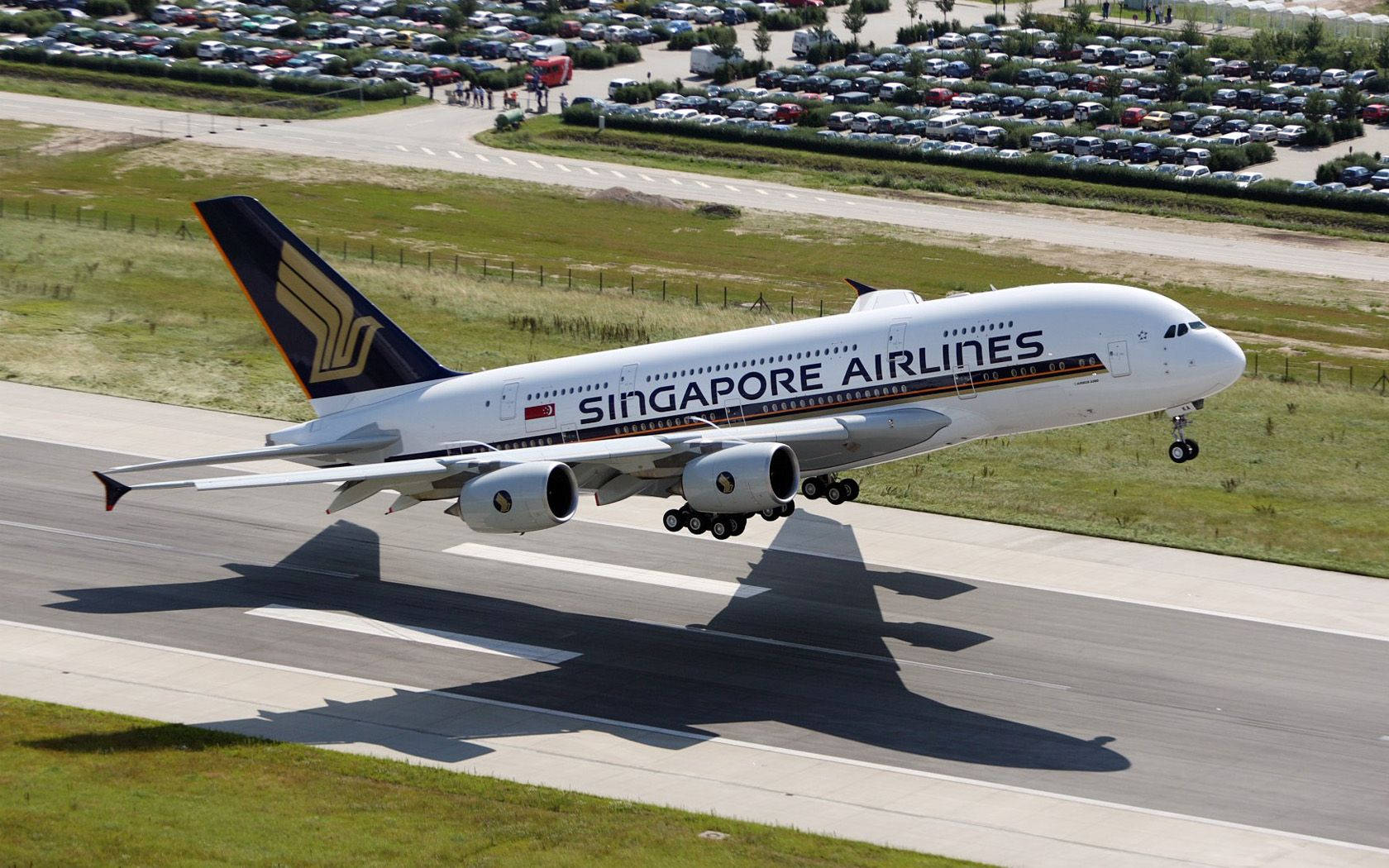 Singapore Airlines Runway Cars Background