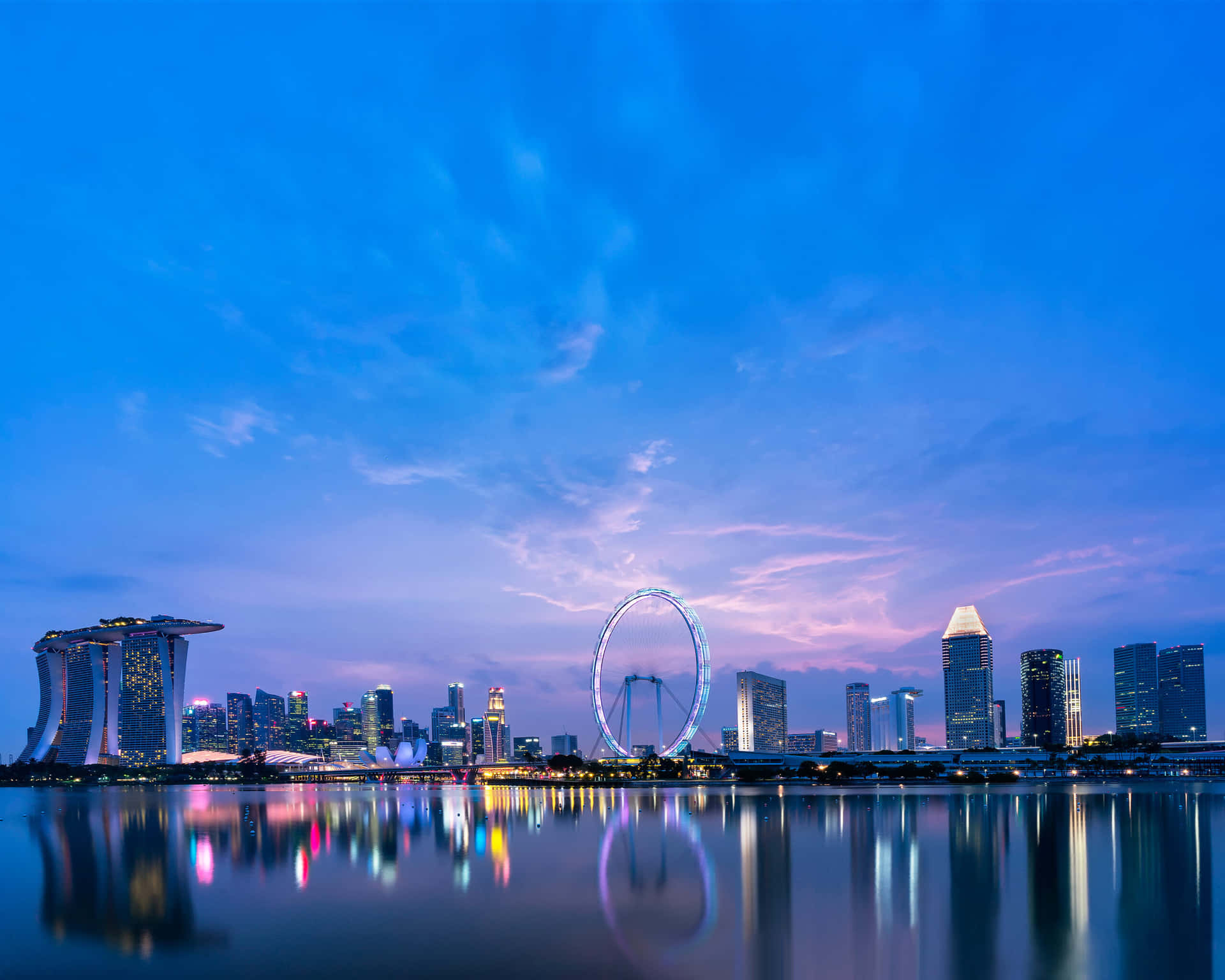 Singaporeè Una Città Vibrante E Frenetica, Sede Di Edifici E Attrazioni Iconiche.