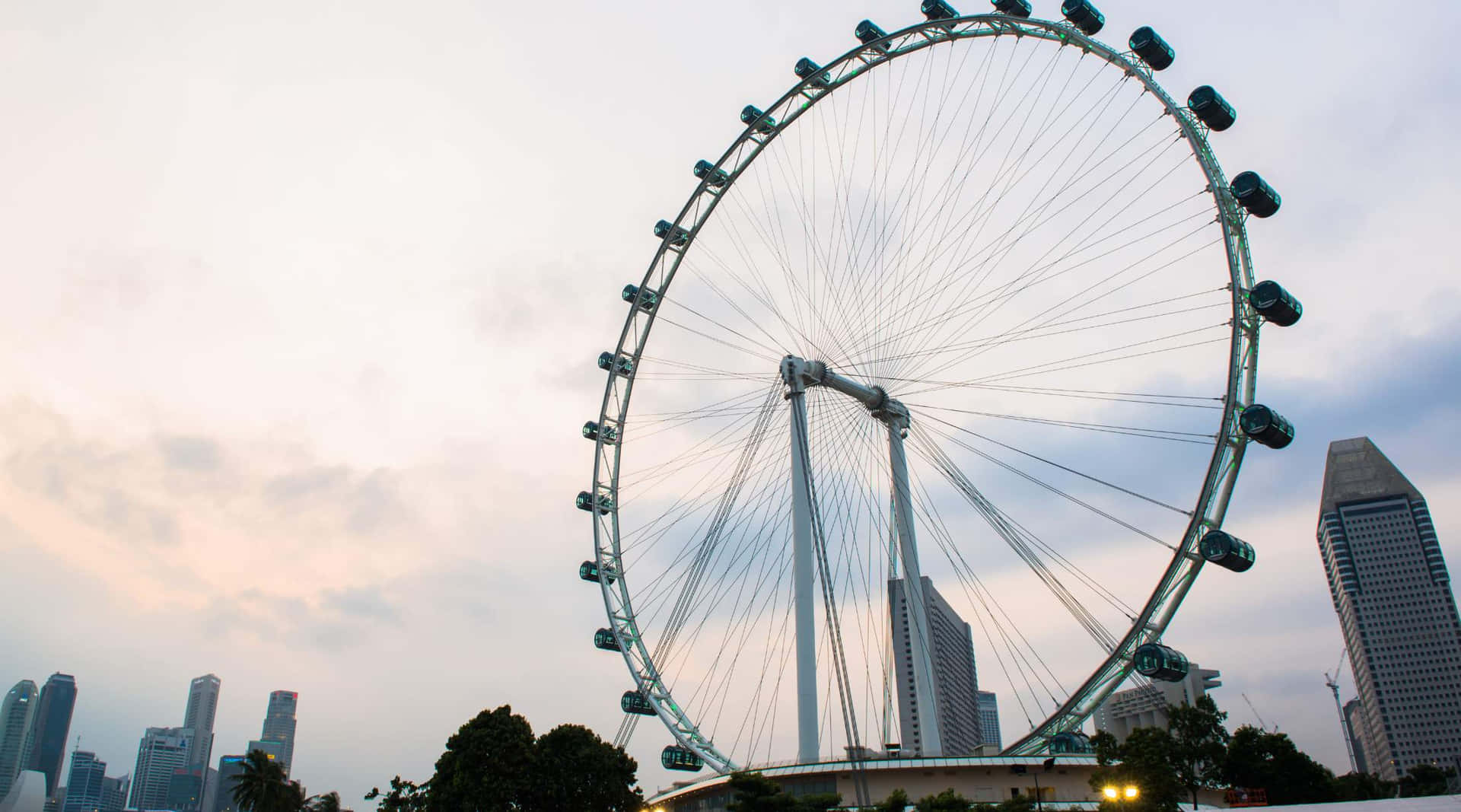 Singapore_ Flyer_ At_ Dusk Wallpaper