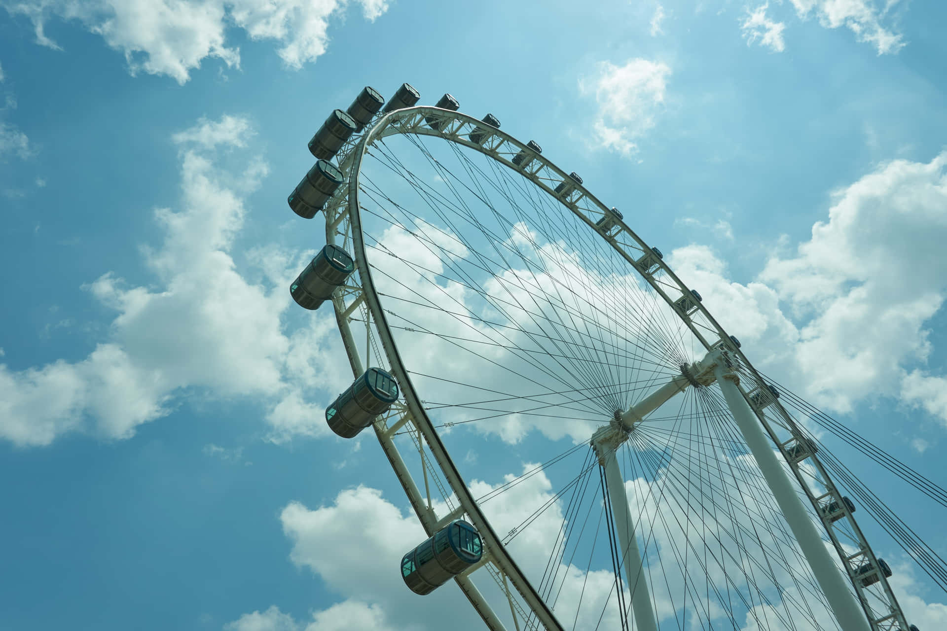 Singapore_ Flyer_ Ferris_ Wheel_ Against_ Blue_ Sky Wallpaper