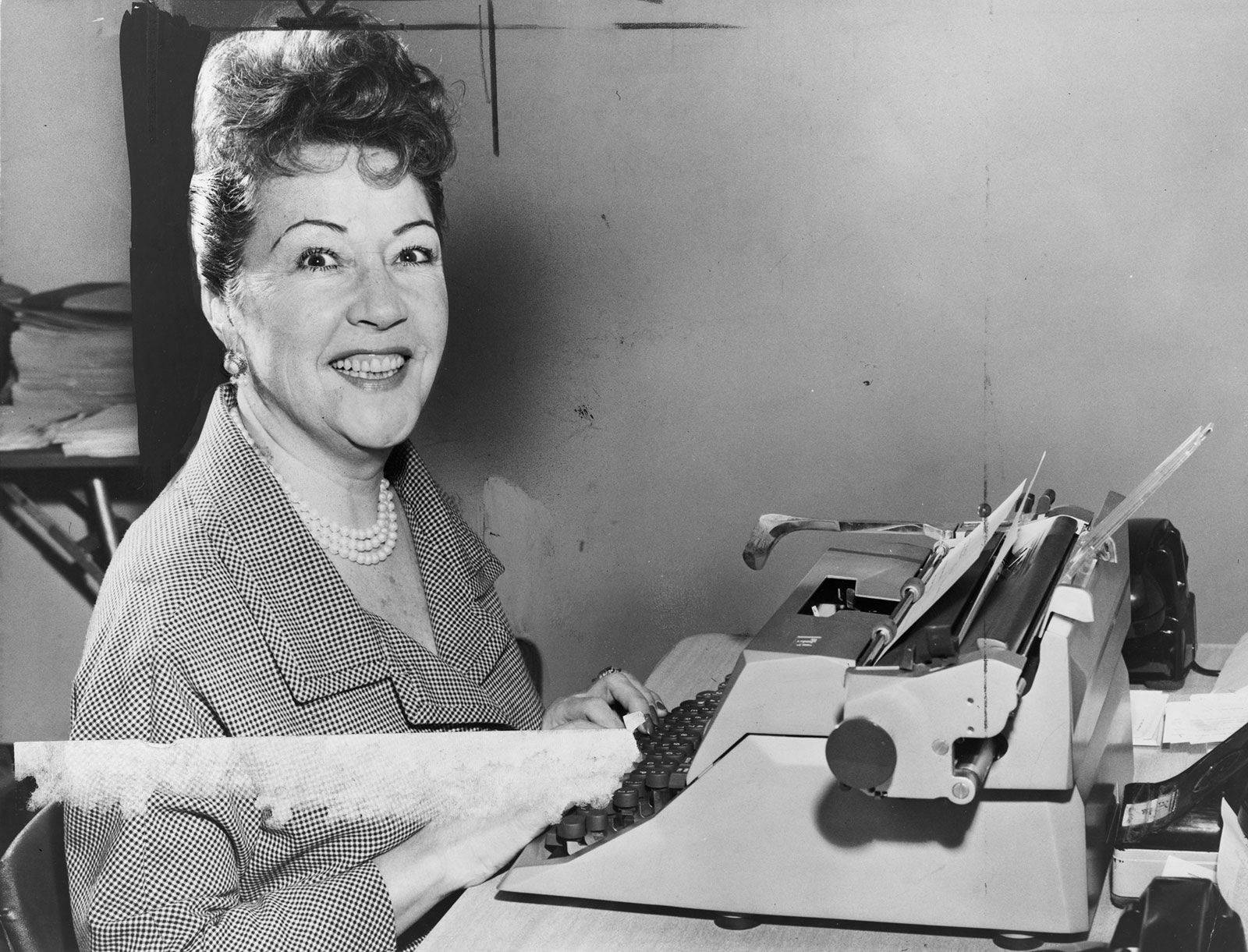 Singer Ethel Merman Using The Typewriter Wallpaper