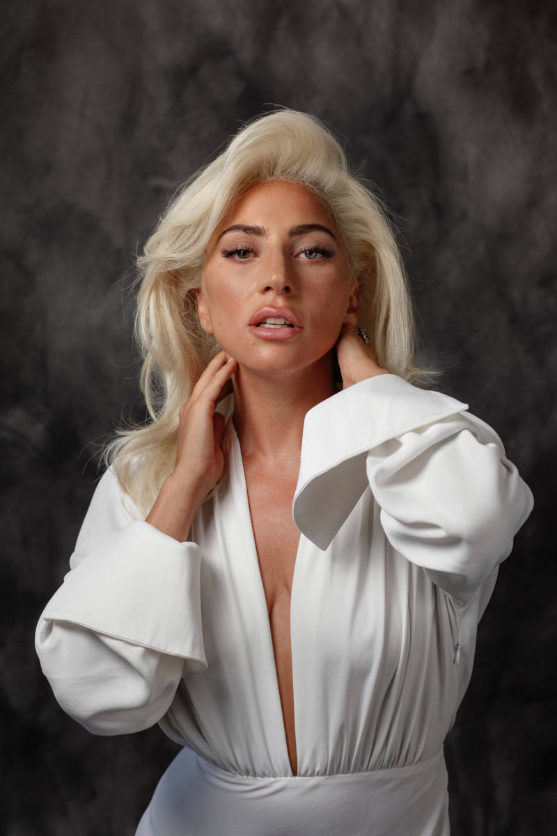 Sångerskanlady Gaga I Studiofotografering. Wallpaper