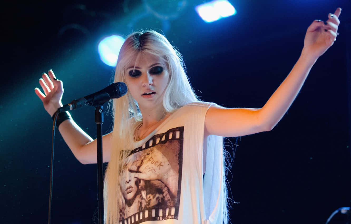 Singer Of The Pretty Reckless Band Raising Hands Wallpaper