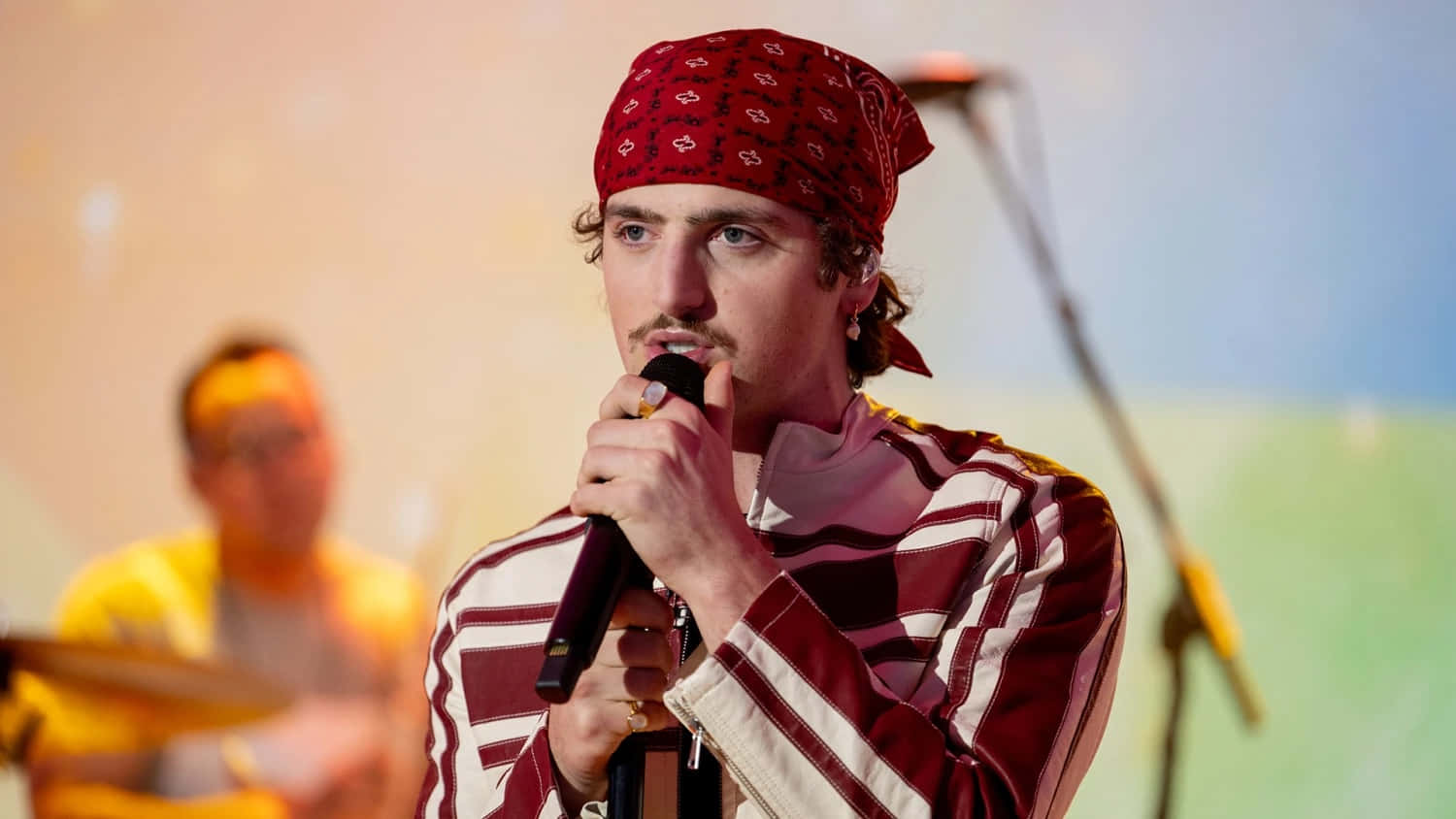 Performance De Chanteur Avec Bandana Rouge Fond d'écran